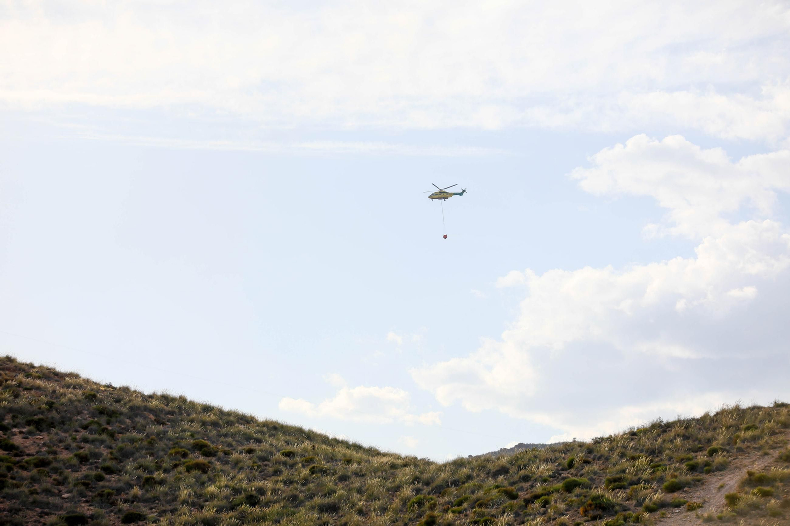 Las imágenes del incendio forestal que avanza en la sierra de Huércal