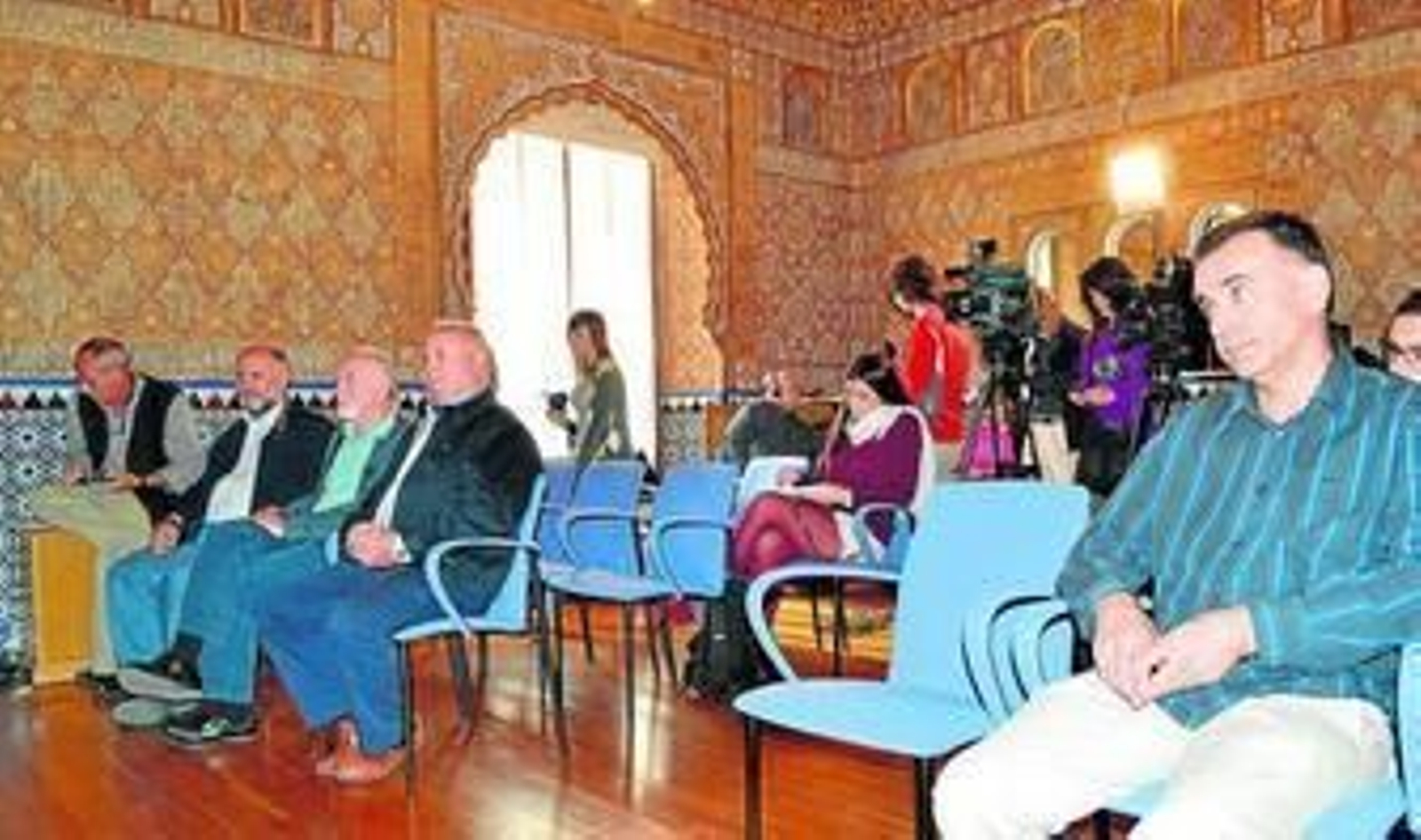 En primera fila, representantes de las comunidades Cuatro Vegas, Usuarios de la Comarca de Níjar, Sol Poniente y Sol y Arena.