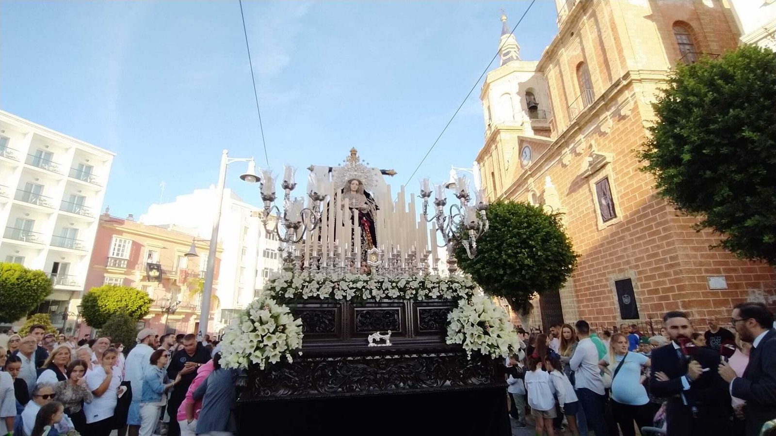 Las imágenes de la Soledad en procesión por las calles de San Fernando