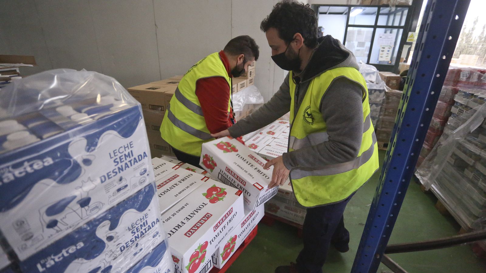 Trabajadores y voluntarios de Bancosol distribuyendo la mercancía.