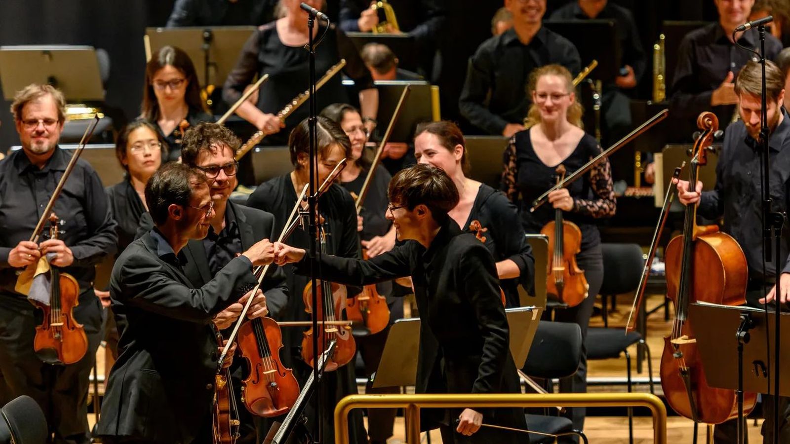 Delgado-Jiménez en sus labores de dirección musical.