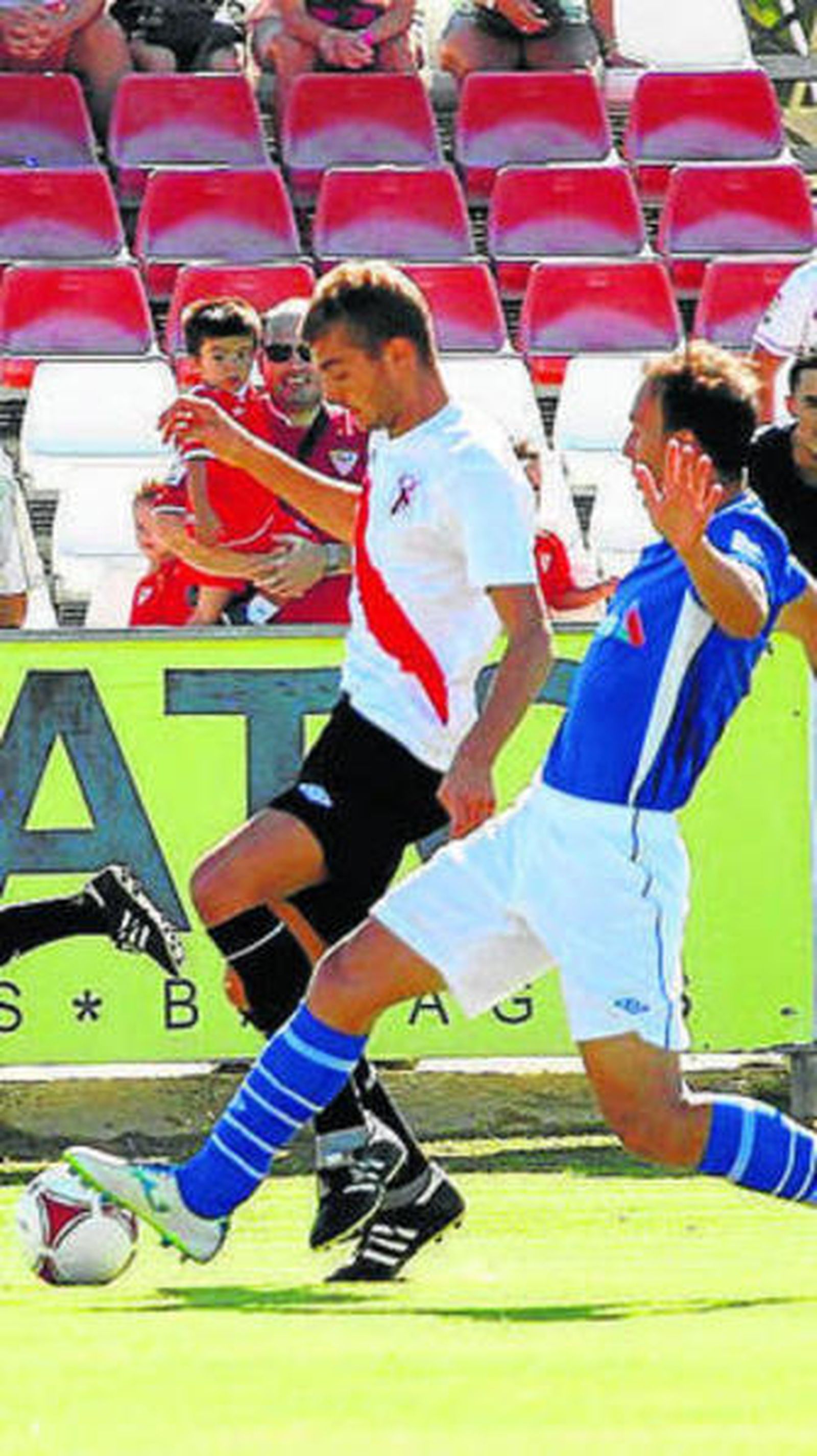 Un Écija a medio gas sorprende y golea al filialEl Betis B cae en Melilla jugando con uno másEl derbi extremeño finaliza en tablas'Manita' del Jaén, primer líder del curso