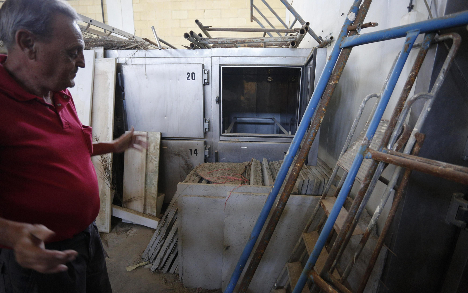 Imágenes del mal estado de los hornos, frigorificos y fosas comunes del cementerio de Sevilla.