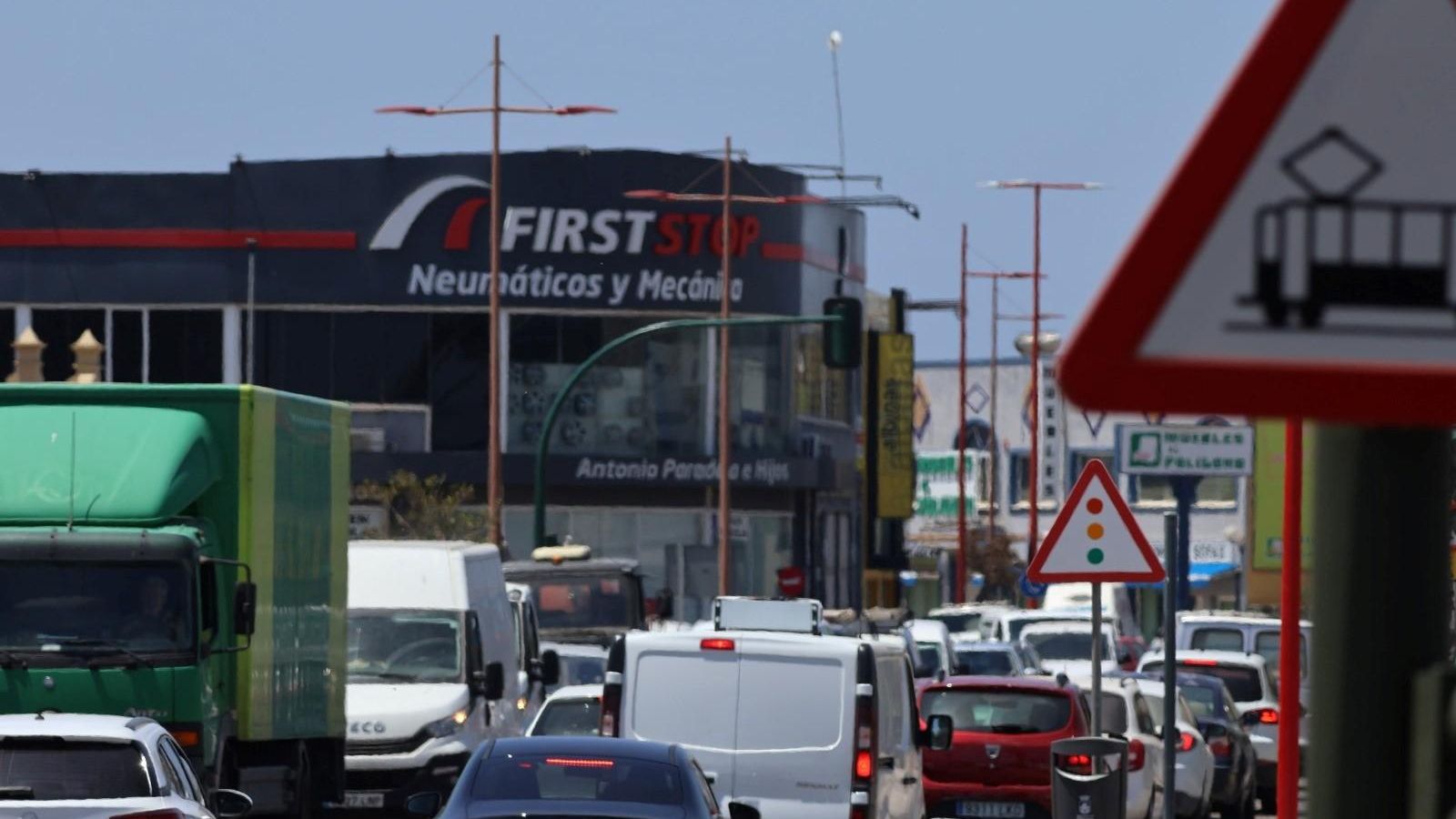 Un atasco en la Avenida de los Descubrimientos.