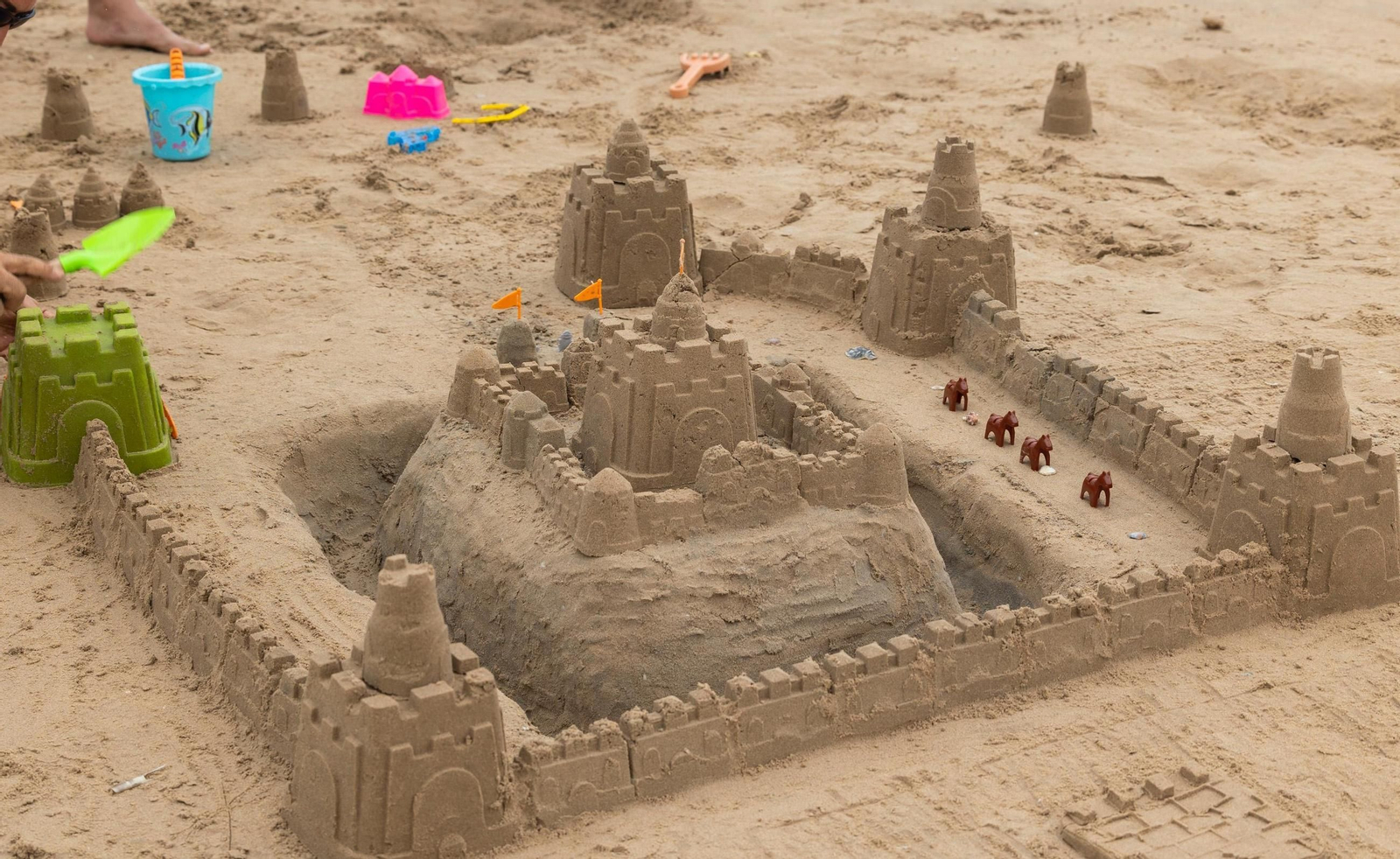 Castillos en la arena en una de las playas de Cádiz