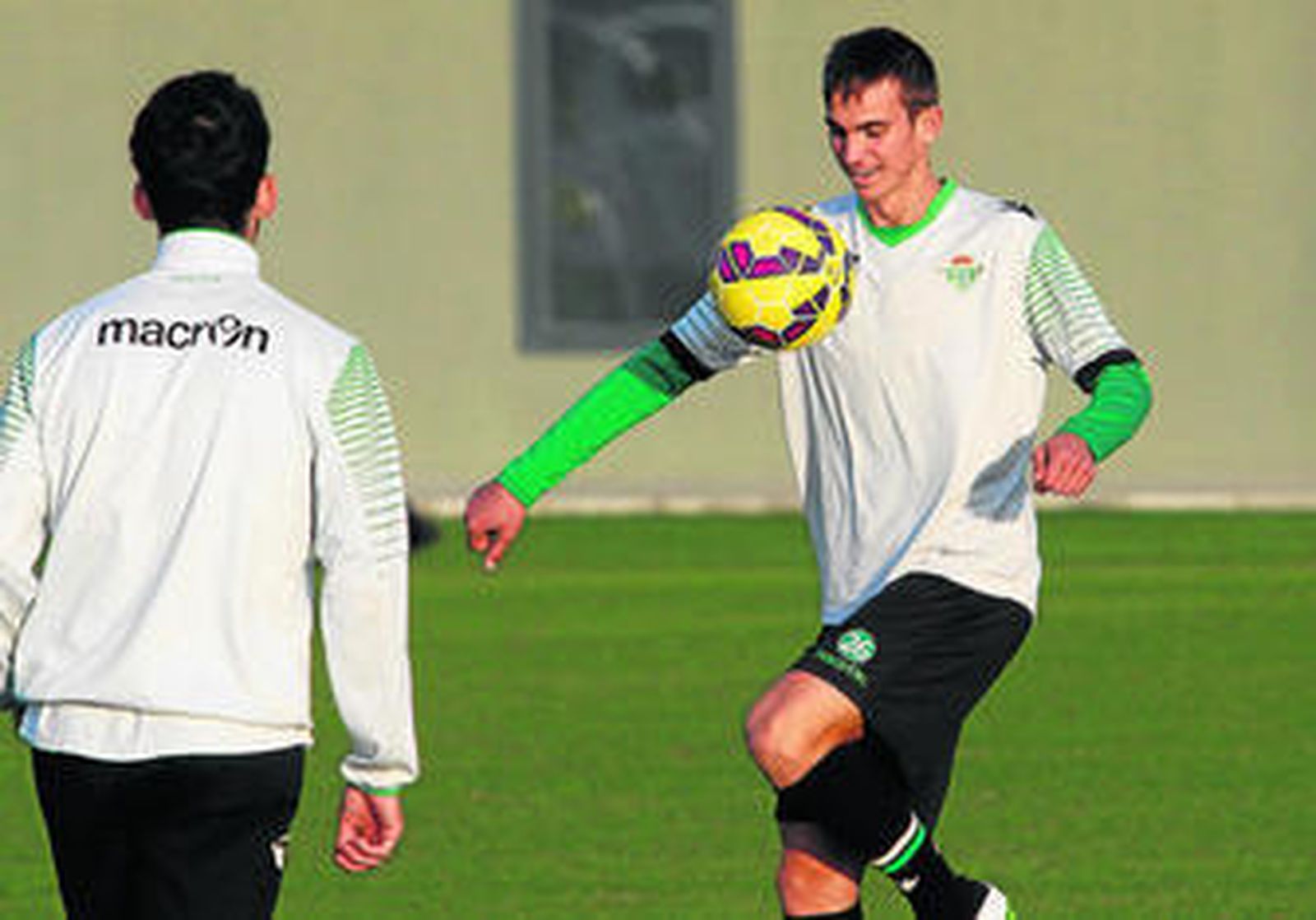 El canterano Fabián golpea el balón con la rodilla en un entrenamiento.