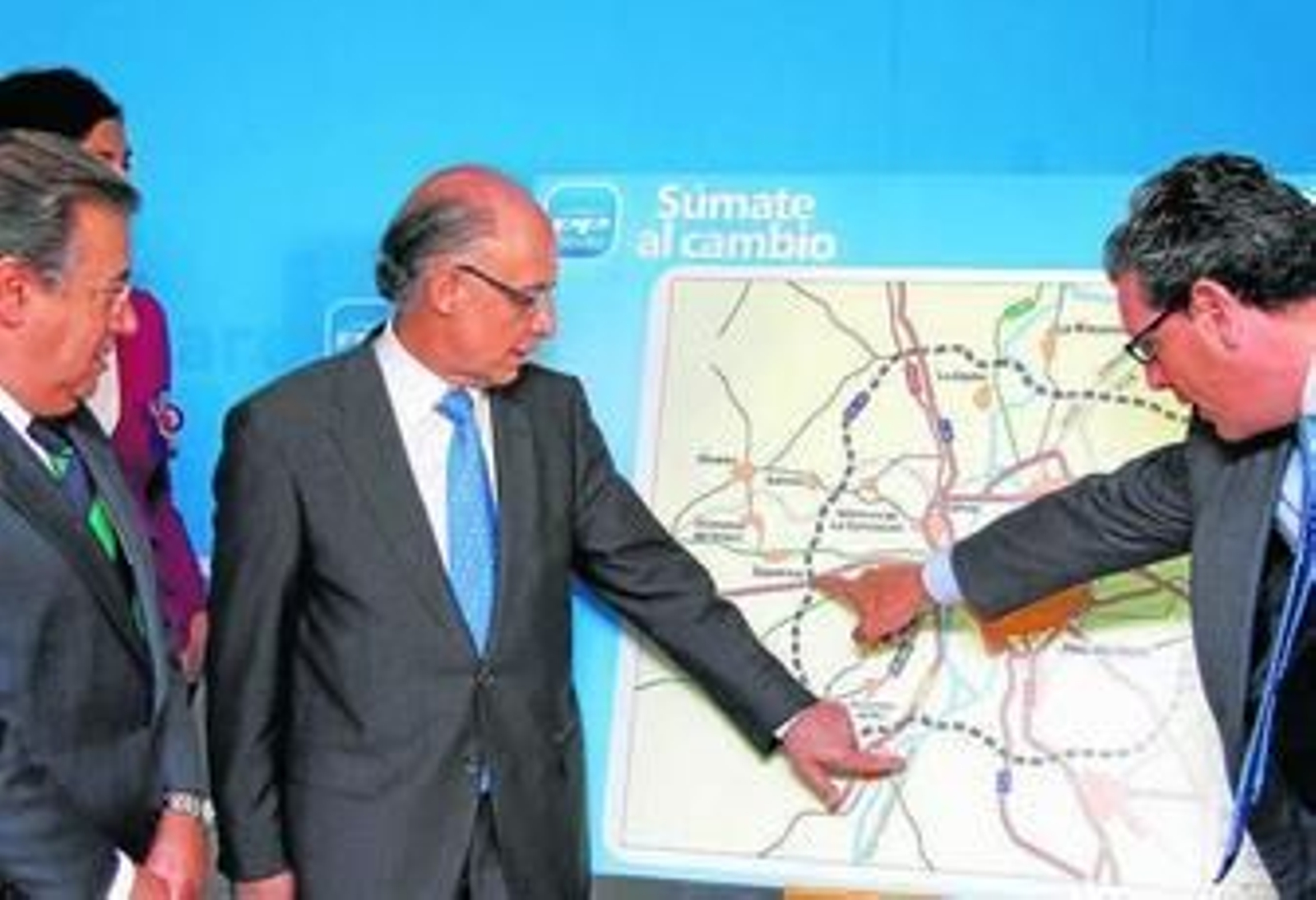 El ministro Montoro y los dirigentes del PP sevillano, ante el plano de la SE-40 a finales de 2011.