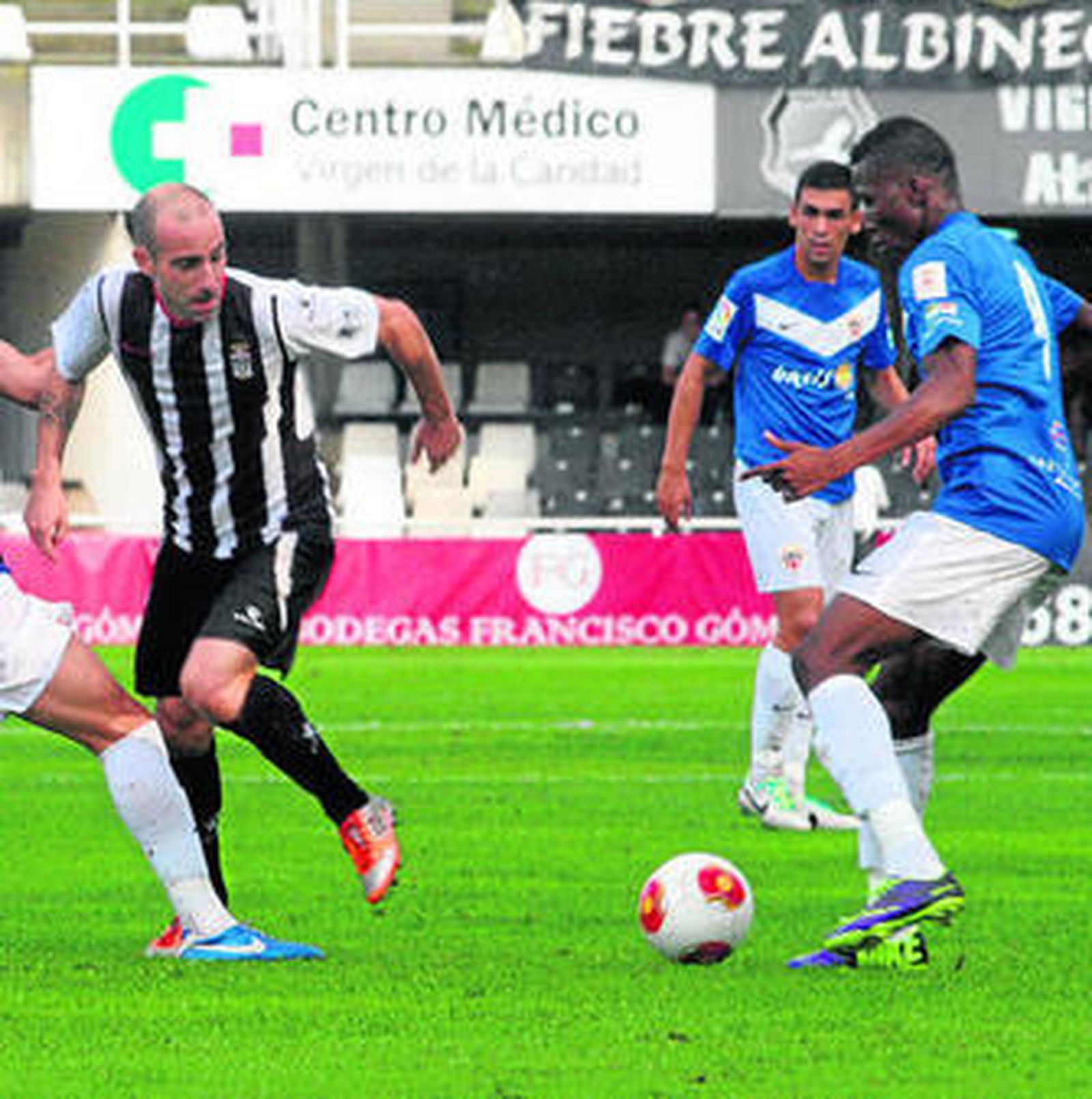 Jonathan recibe el esférico durante el duelo en Cartagonova.