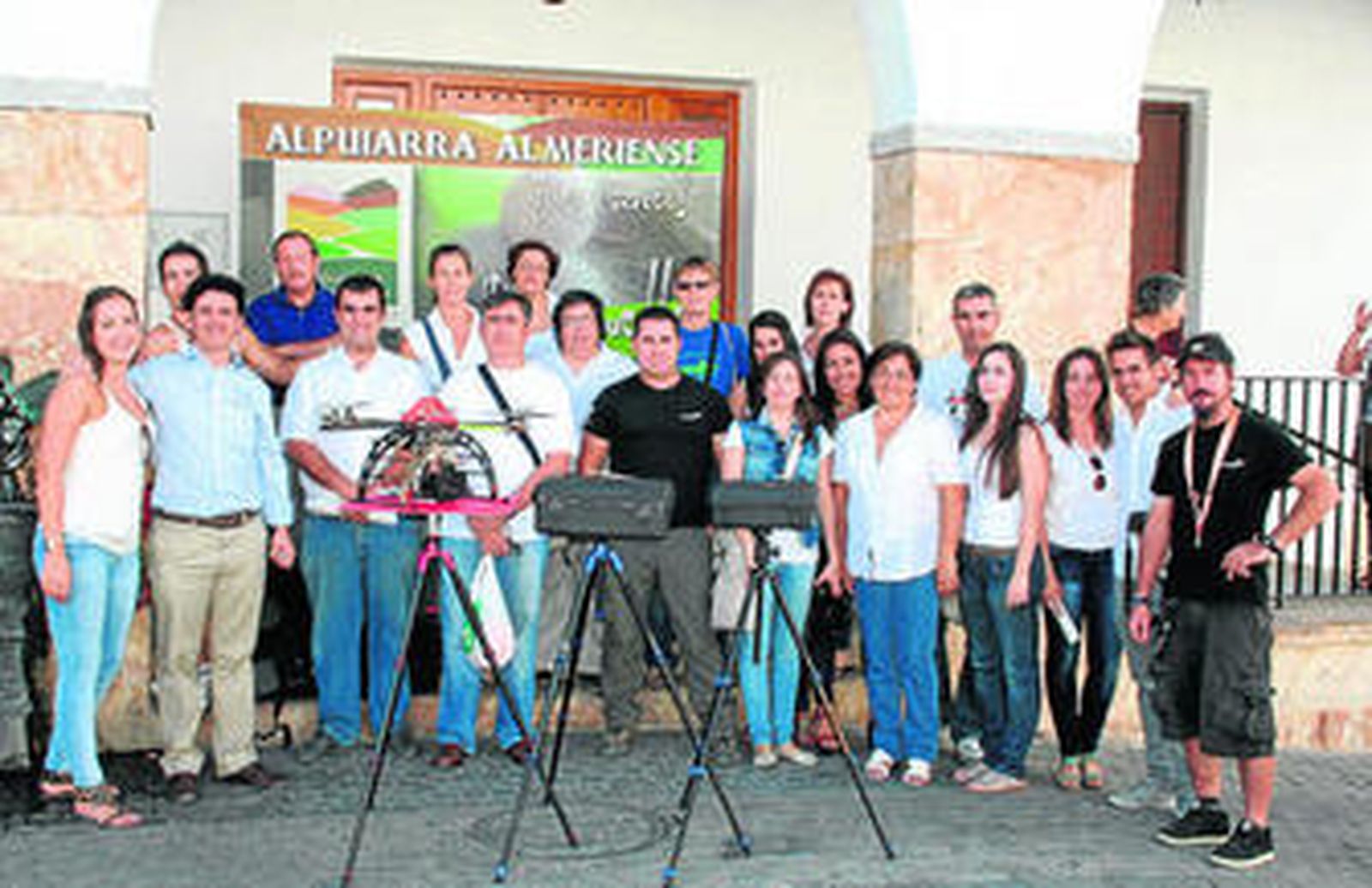 Centenares de vecinos de la Alpujarra graban un vídeo para promocionarse