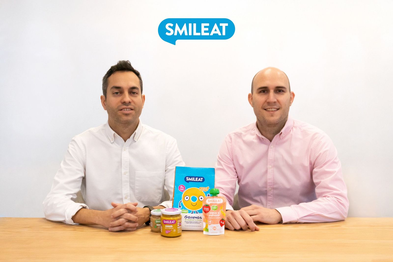 Los fundadores de Smileat con algunos de sus productos de alimentación infantil.