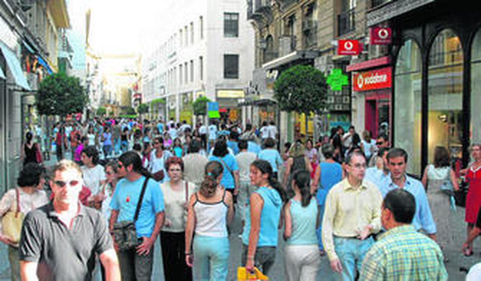 La calle Tetuán, una de las principales vías comerciales de Sevilla, que opta al reconocimiento como Centro Comercial Abierto.