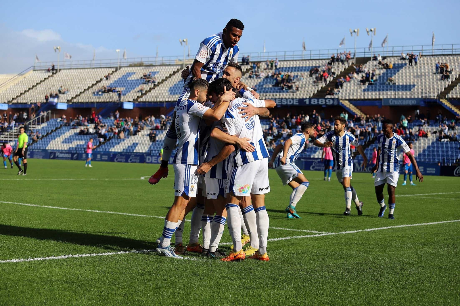Jugadores del Recre celebrando un gol en el Nuevo Colombino.