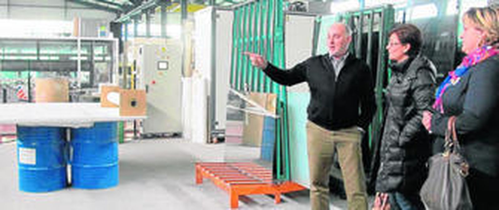 Federico Sola explicó todo el funcionamiento de la empresa a la delegada Adriana Valverde.