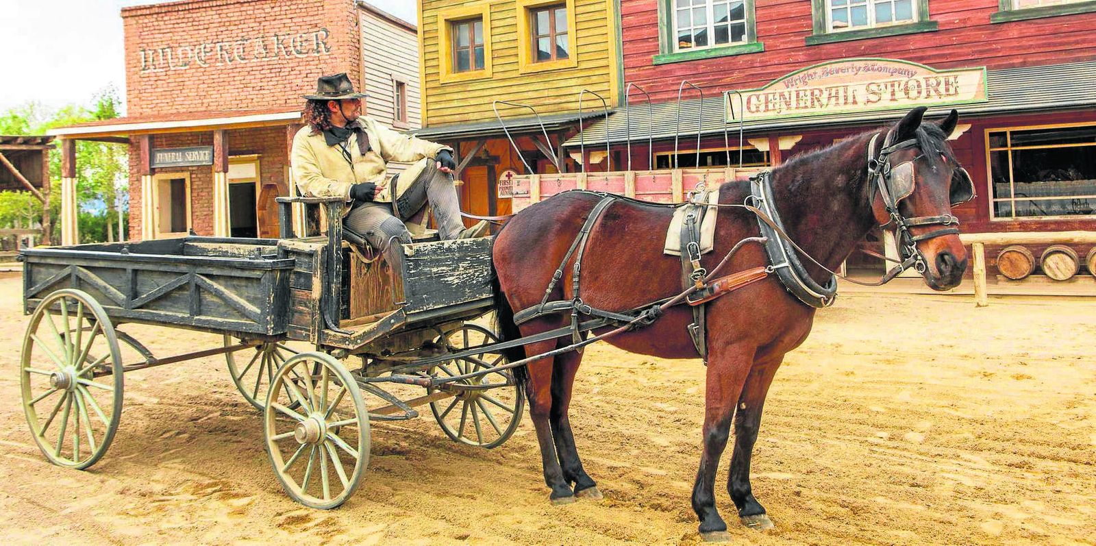 Un especialista se dispone a hacer el espectáculo diario que se puede ver en el mini Hollywood.