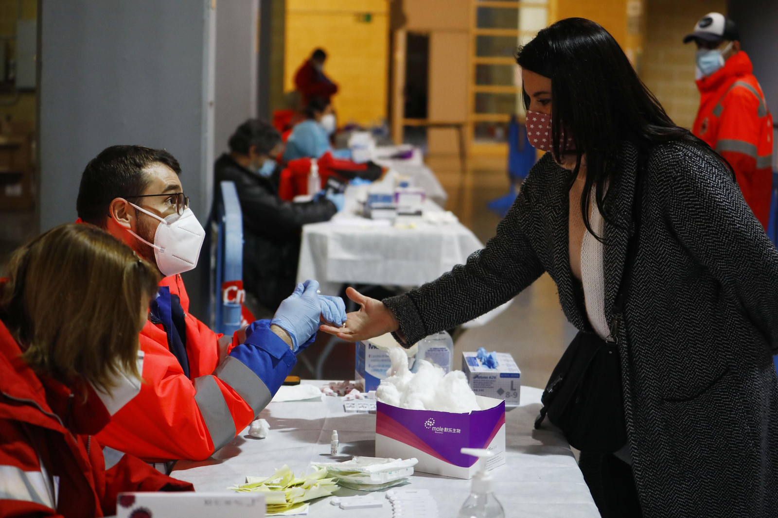 Los test de antígenos al profesorado en Vista Alegre, en fotografías