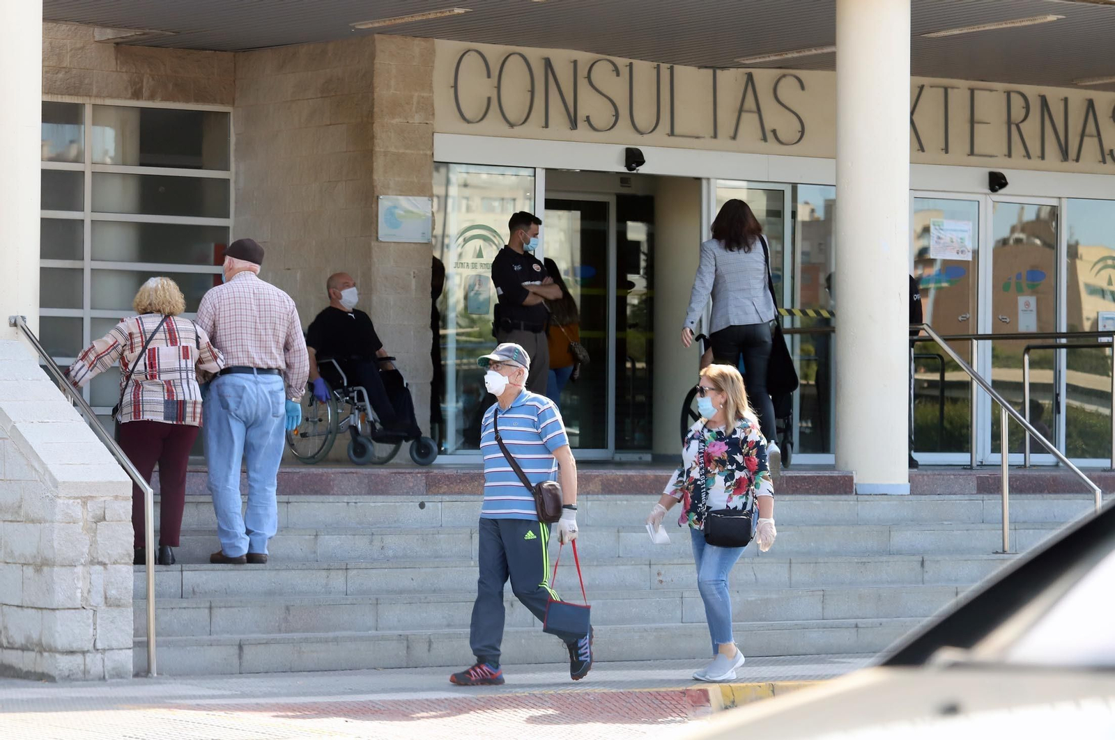 Puerta de consultas externas del Hospital Juan Ramón Jiménez.