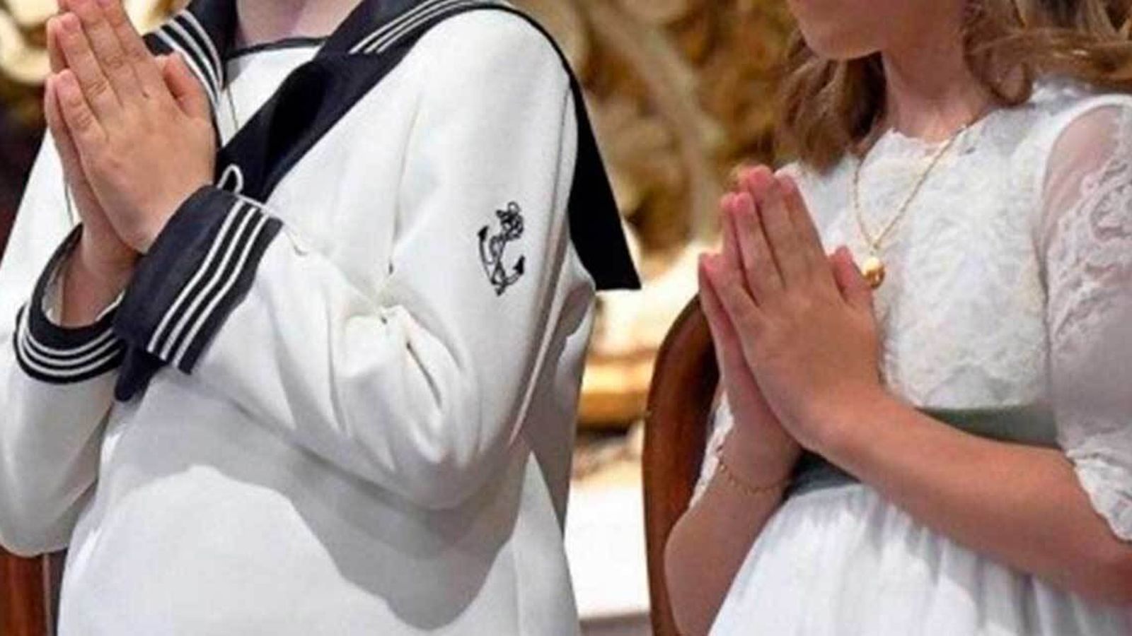 Dos niños haciendo su comunión.