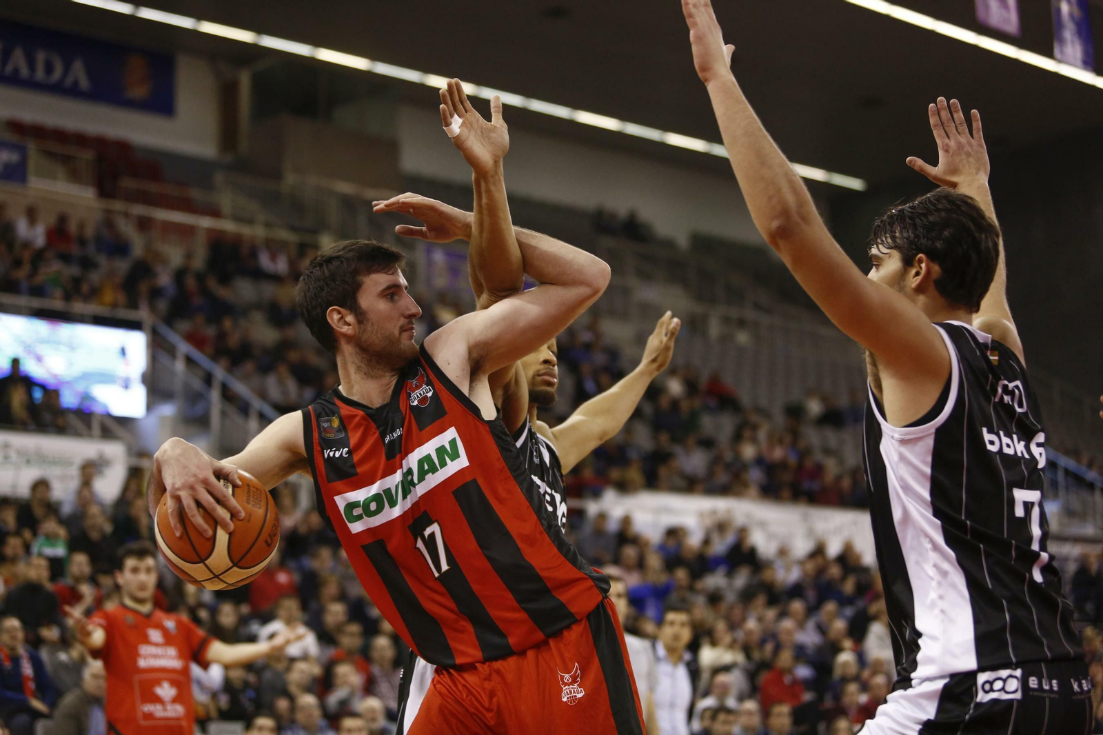Joan Pardina es defendido por dos jugadores de Bilbao Basket.