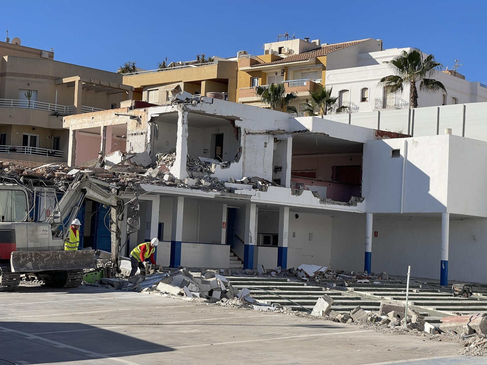 Las imágenes de la demolición del cine Tenis de Garrucha