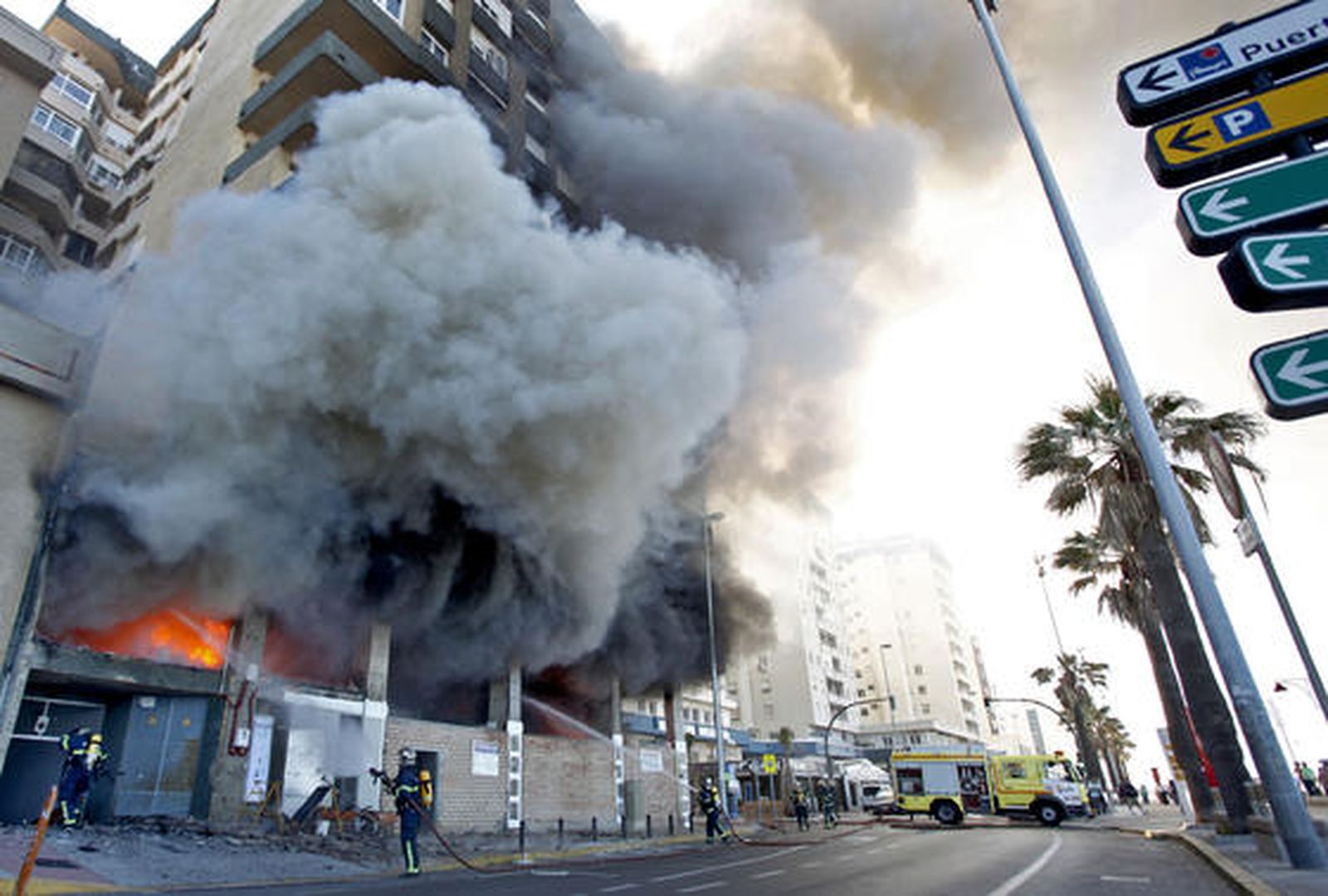 Espectacular incendio en un edificio de la calle Brasil. /Jesús Marín