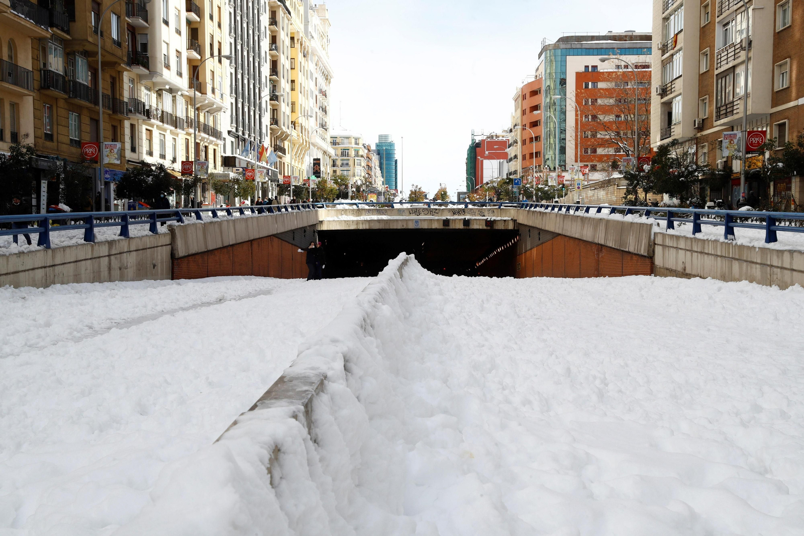 Madrid trata de restablecer la normalidad: el día después en imágenes