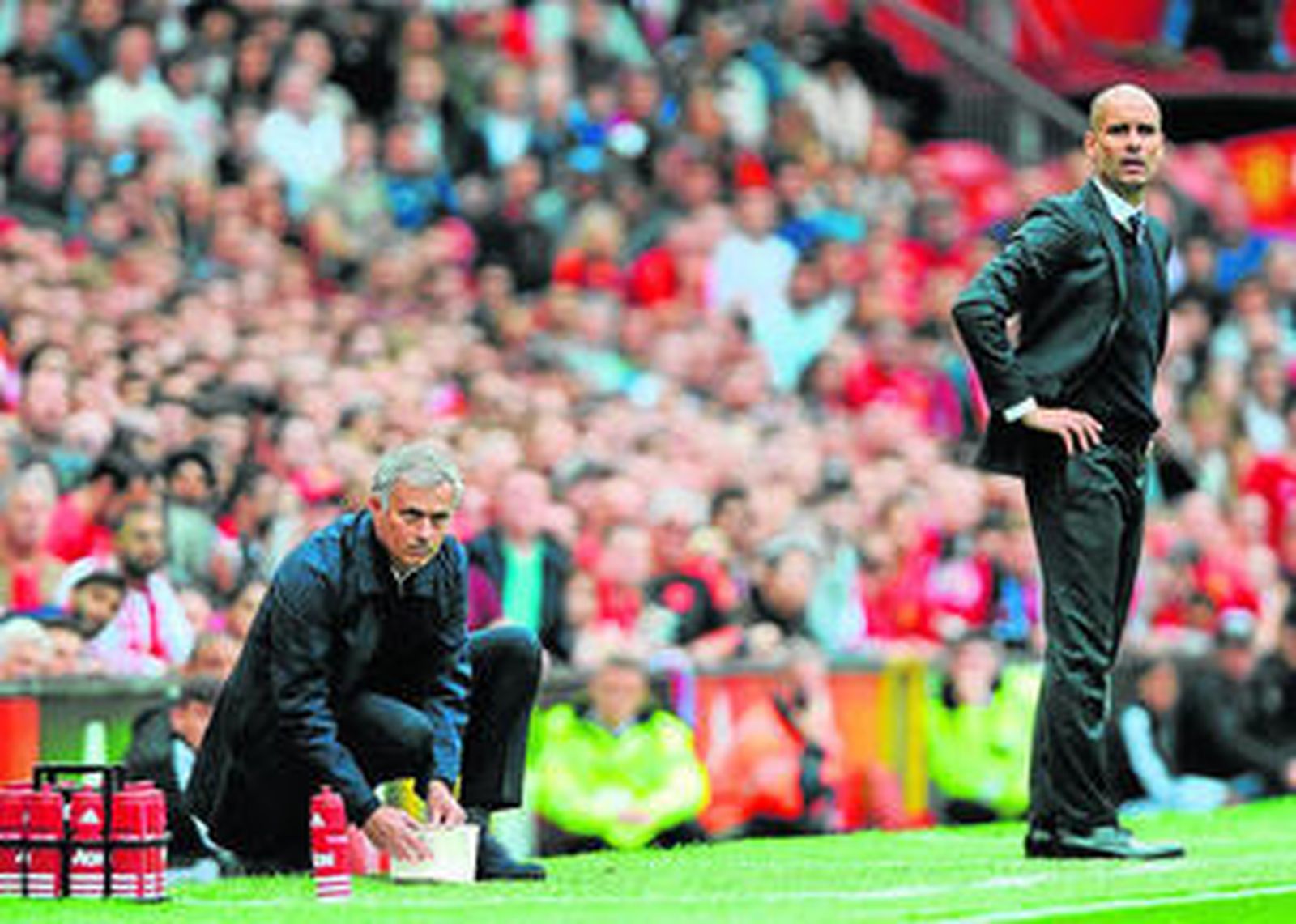 Mourinho y Guardiola observan a sus jugadores durante el último partido de liga entre el City y el United.