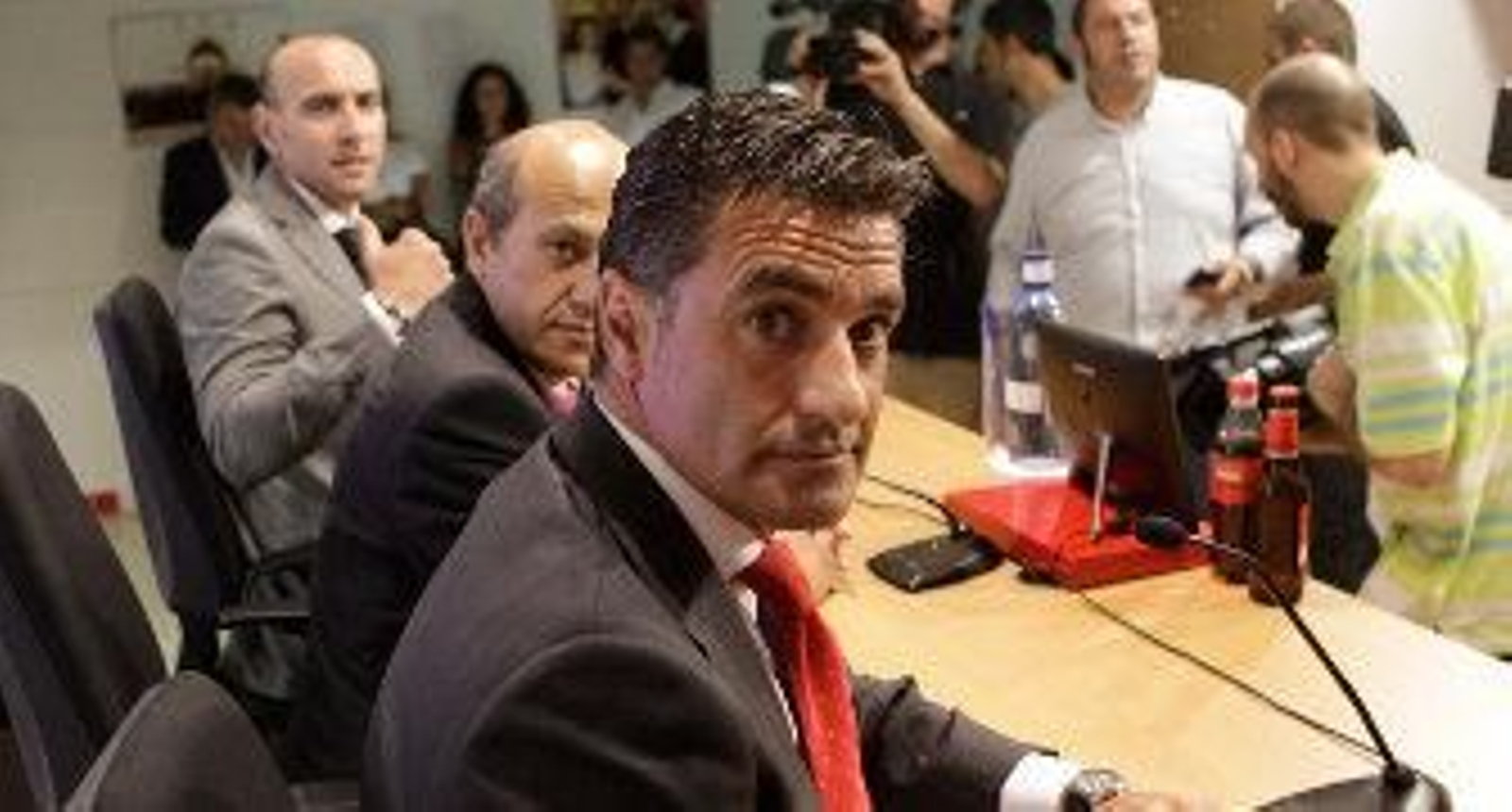 Tres patas y un banco