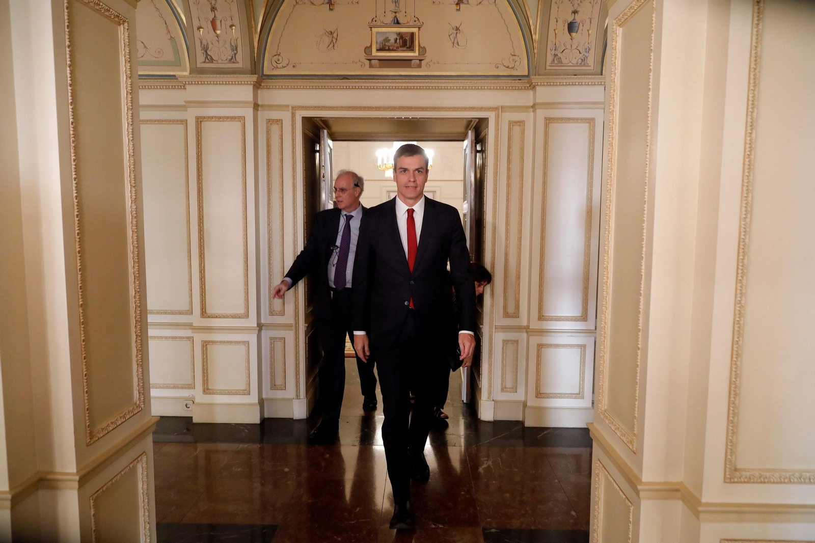 La primera entrevista de Pedro Sánchez como presidente, en imágenes