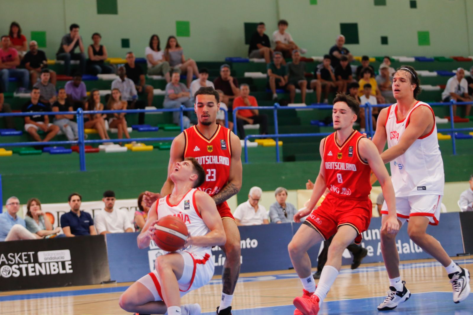 Las fotos de la primera jornada del torneo Internacional U20 de baloncesto de La Línea