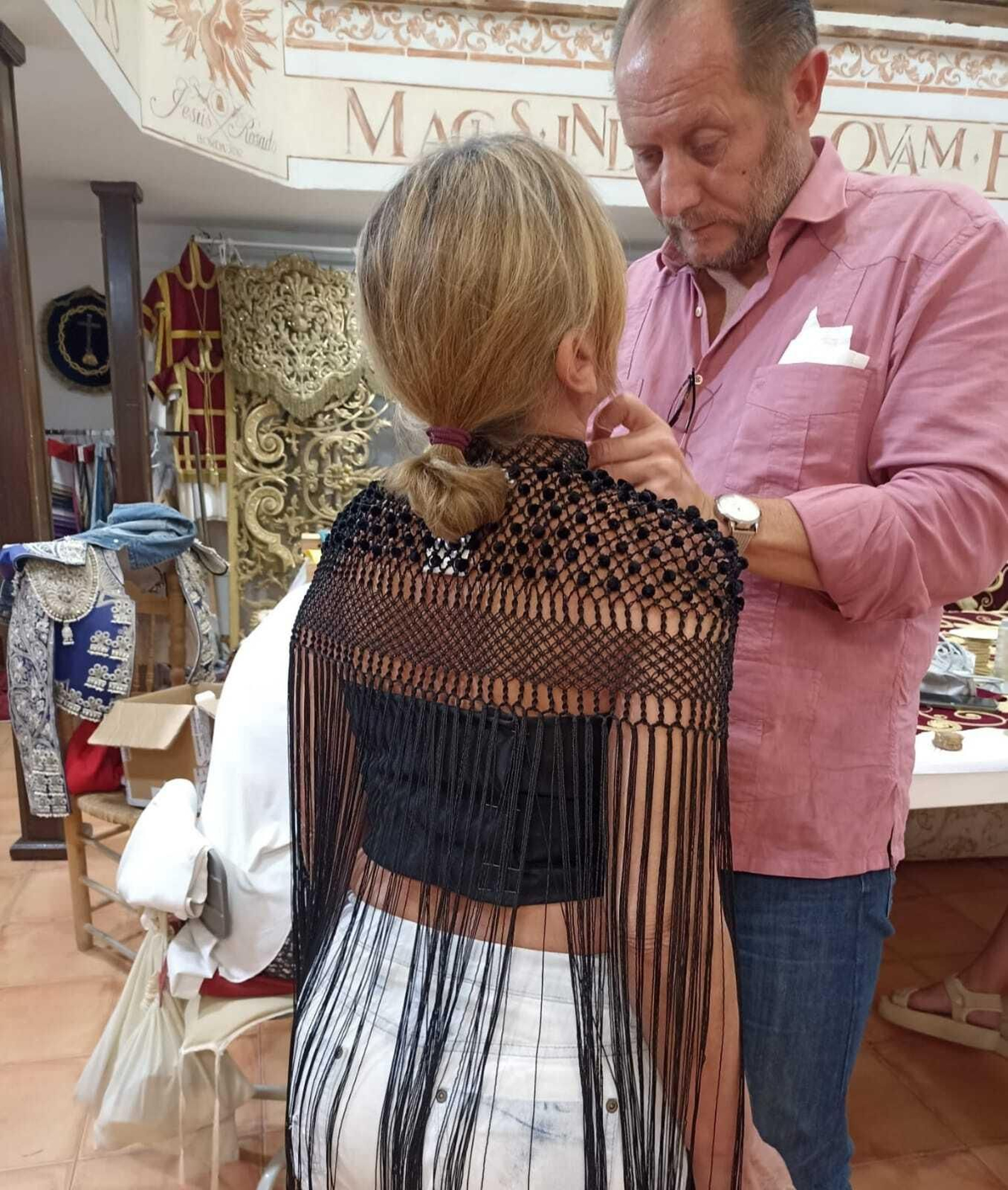 Jesús Rosado ultima en su taller ecijano un mantoncillo exhibido en el desfile.