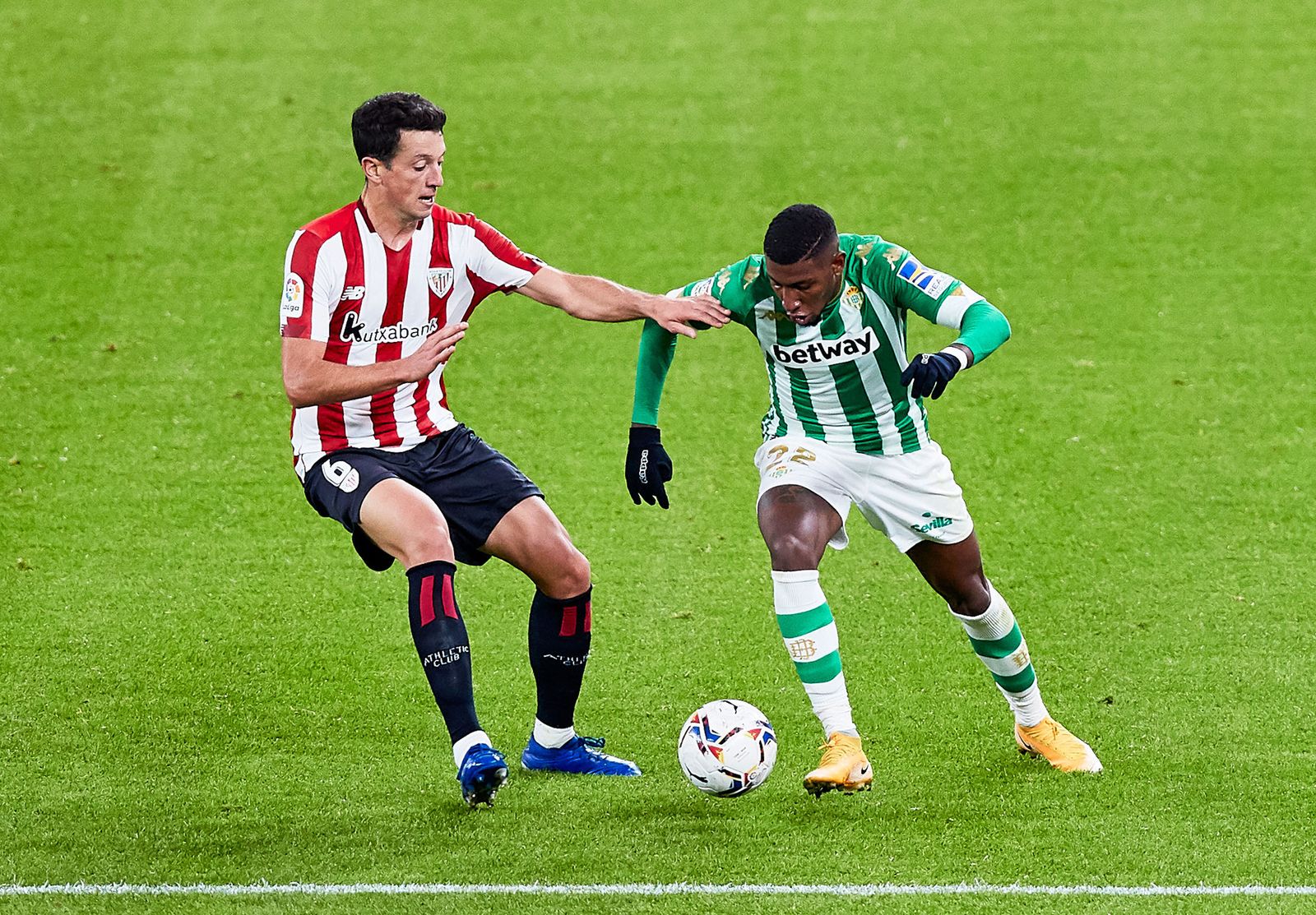 Emerson pugna con Vesga en un lance del partido.