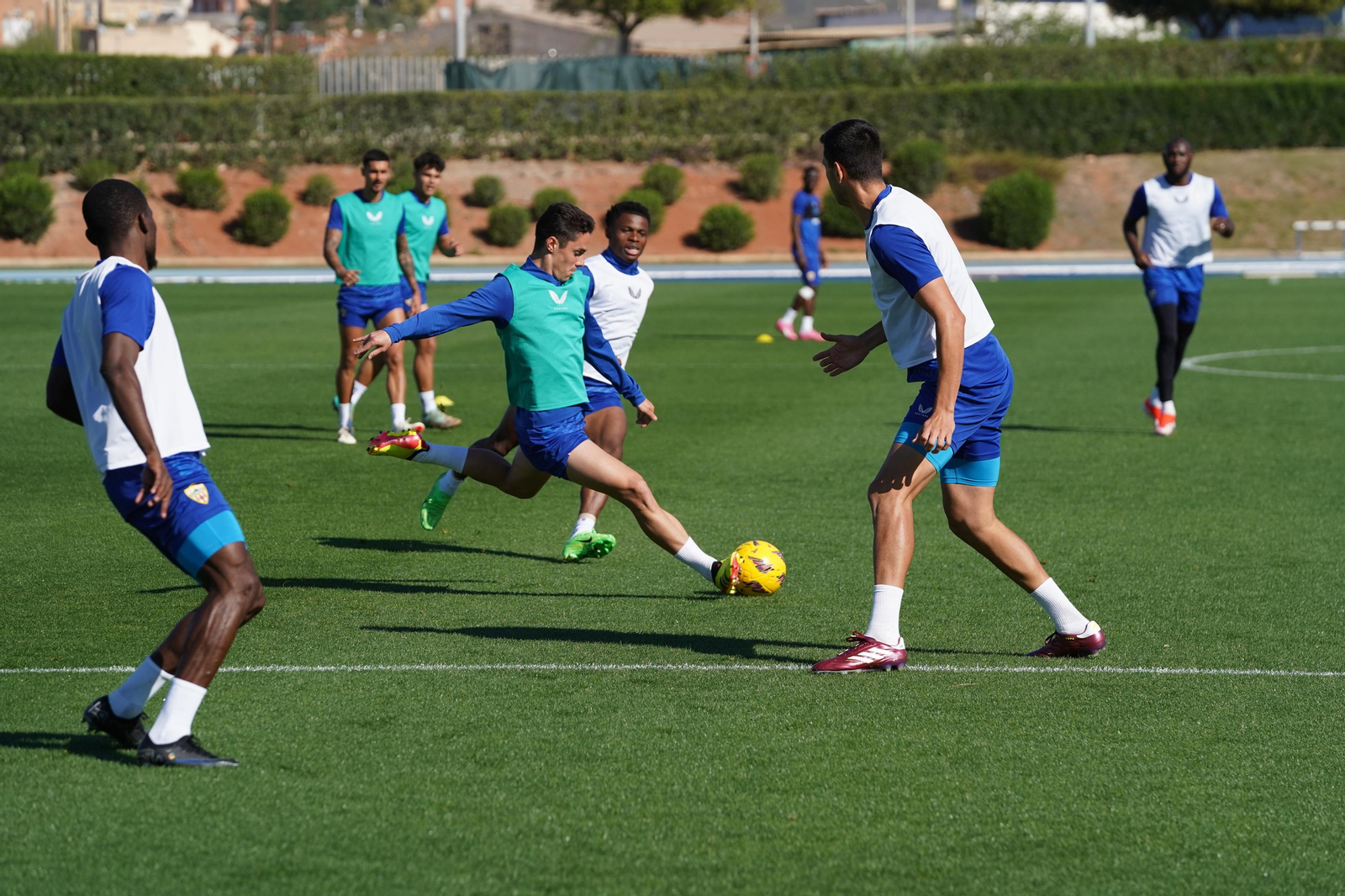 Arribas golpea el esférico en un entrenamiento en el anexo Arribas golpea el esférico en un entrenamiento en el anexo