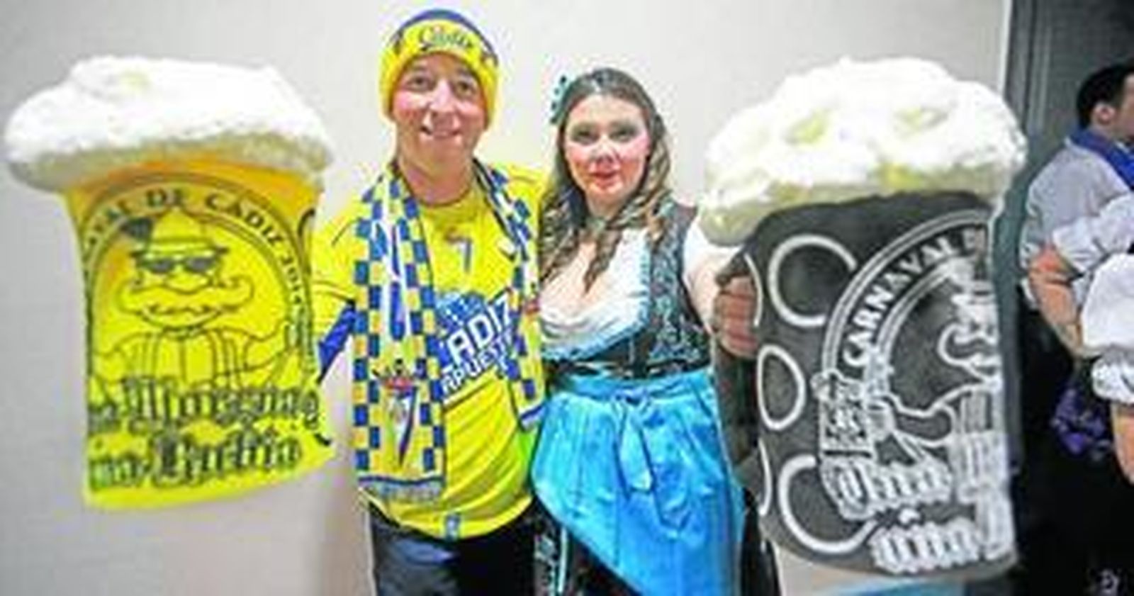 Uno de los coristas que se quedaron sin tipo con la camiseta y la bufanda del Cádiz.