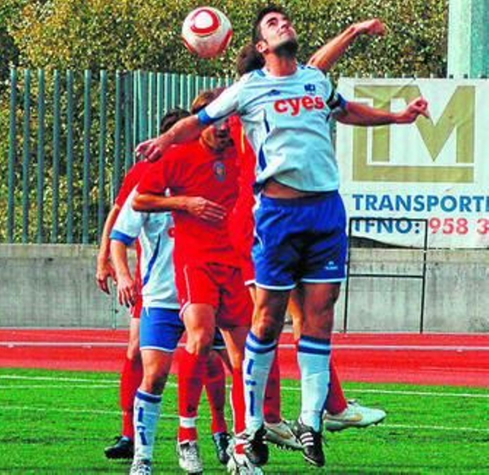 El central lojeño Sillero salta en un choque anterior.