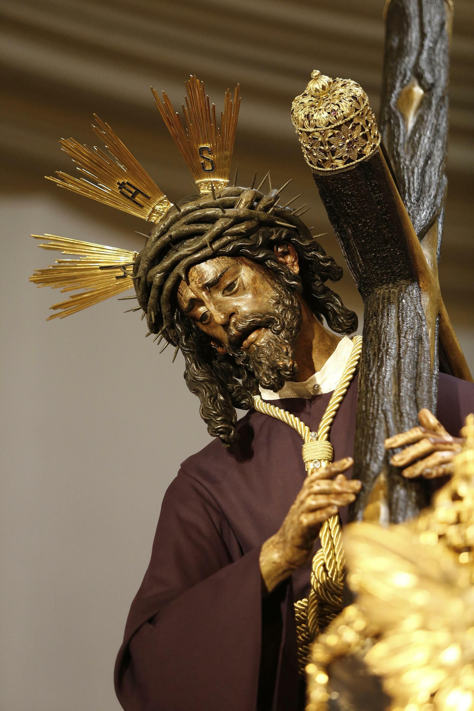 Colas en los templos a la espera de la Madrugá