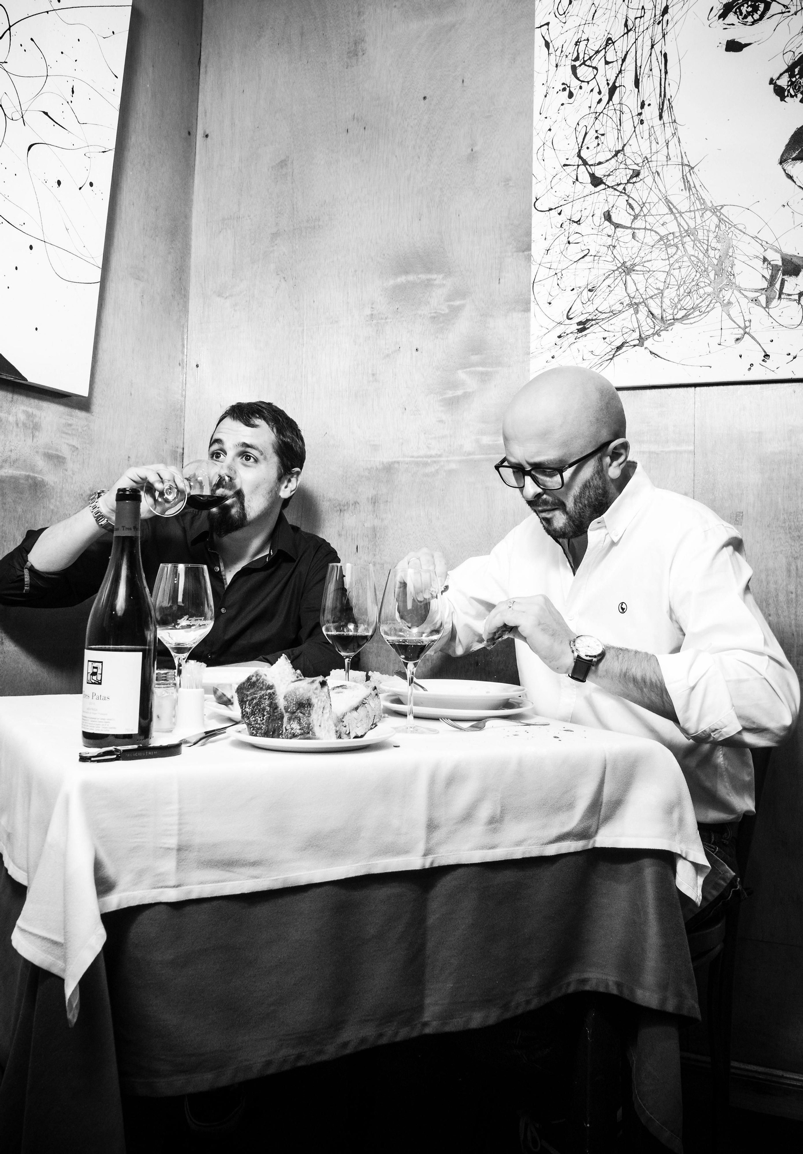 Los periodistas Rodrigo Varona y Javier Márquez Sánchez, en una fotografía promocional de 'Fuera de carta'. Los periodistas Rodrigo Varona y Javier Márquez Sánchez, en una fotografía promocional de 'Fuera de carta'.