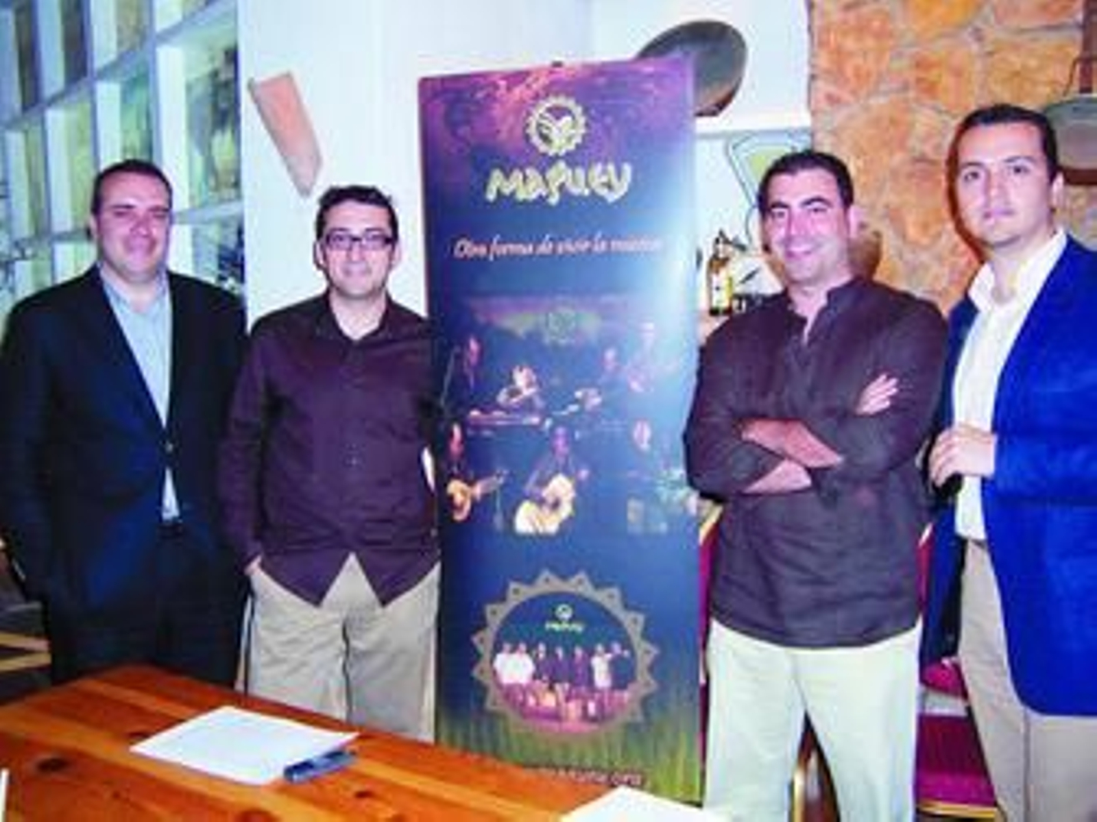 Maguey y Salteños tras el estreno del disco 'Si fuera mía'.