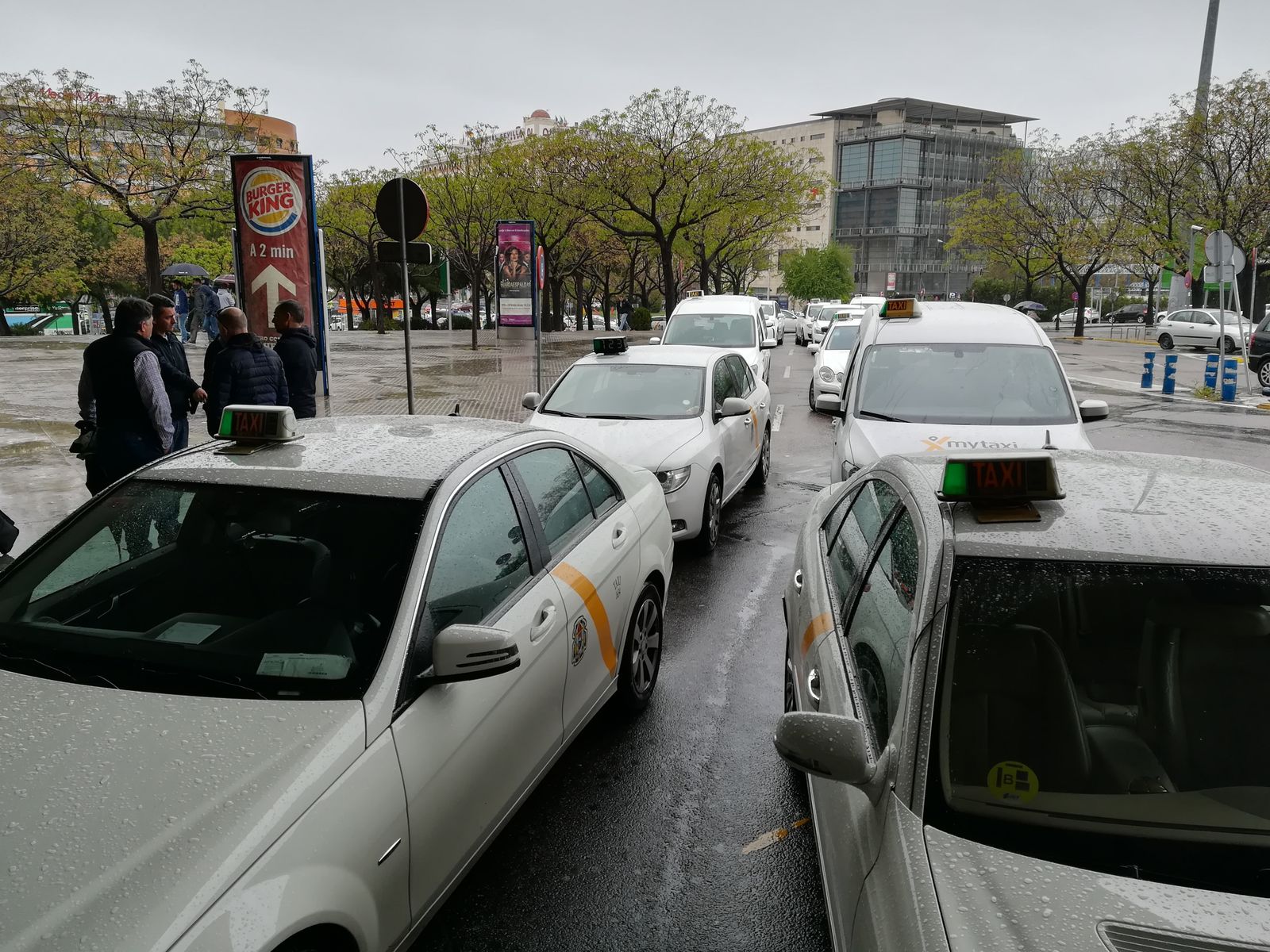 Taxis concentrados durante el paro de este viernes.