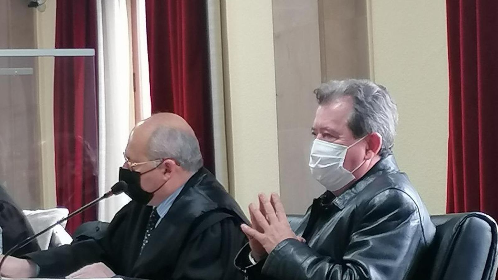 El exalcalde de Linares, Juan Fernández, junto a su abogado durante el juicio.