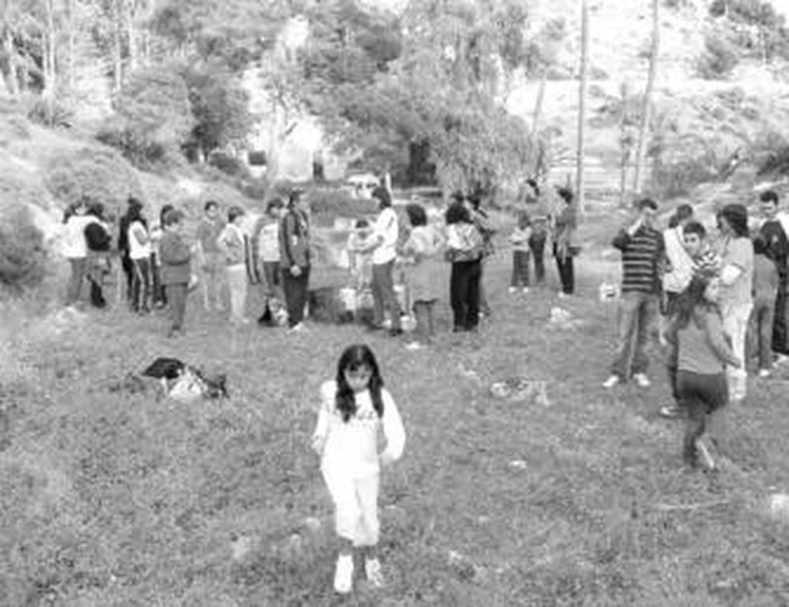 Niños del barrio de Los Ángeles plantan árboles en una actividad ecológica.