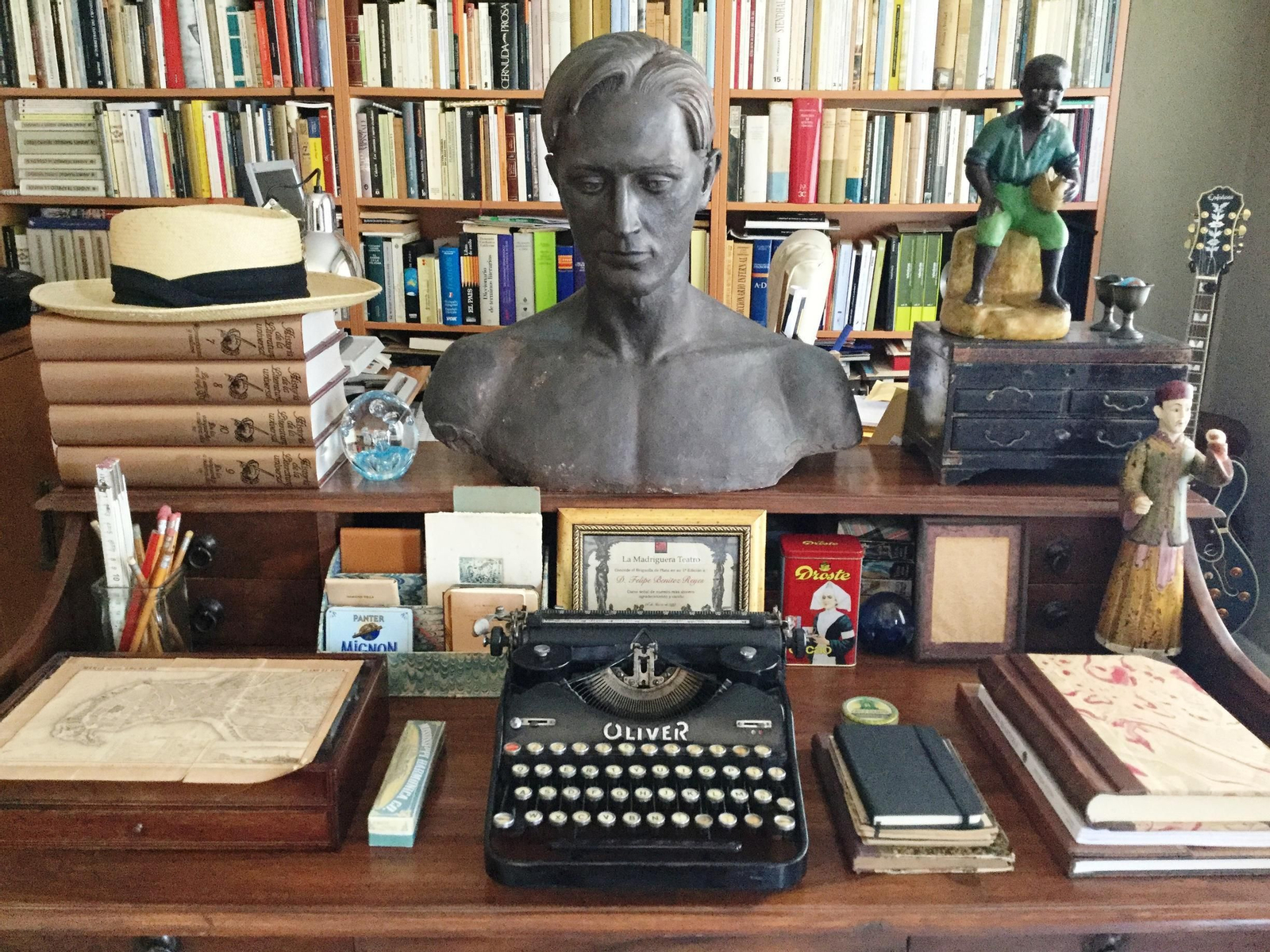 El abigarrado escritorio de Felipe Benítez Reyes.