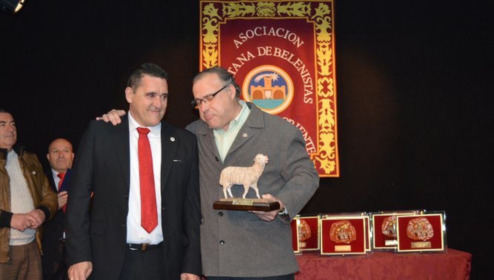 El presidente de la Asociación de Belenistas de Cádiz José Morales, con el presidente de la Asociación de Belenes de El Puerto de Santa María, Vicente Rodríguez.