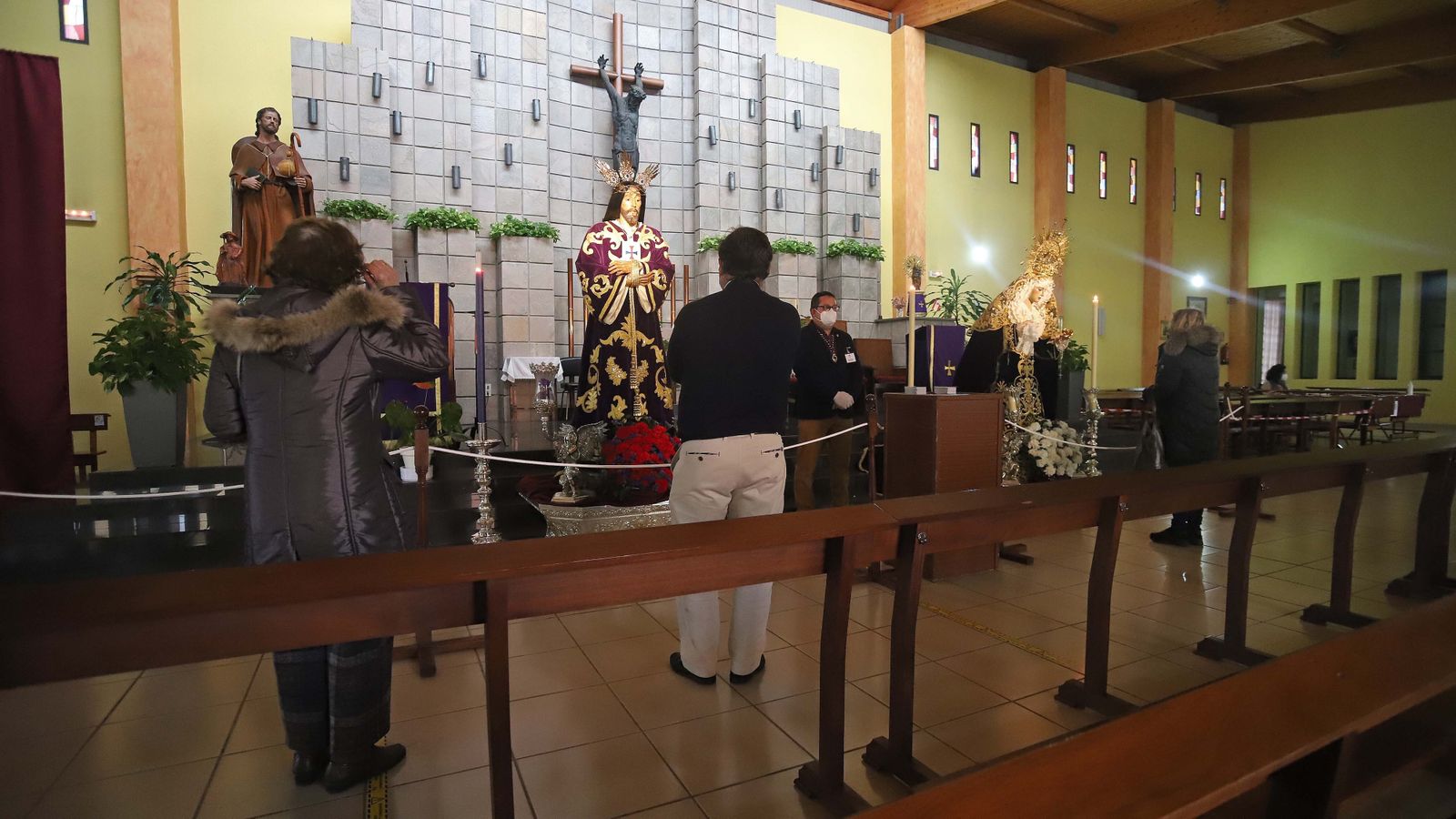 Solemne veneración de fieles al Medinaceli de La Línea