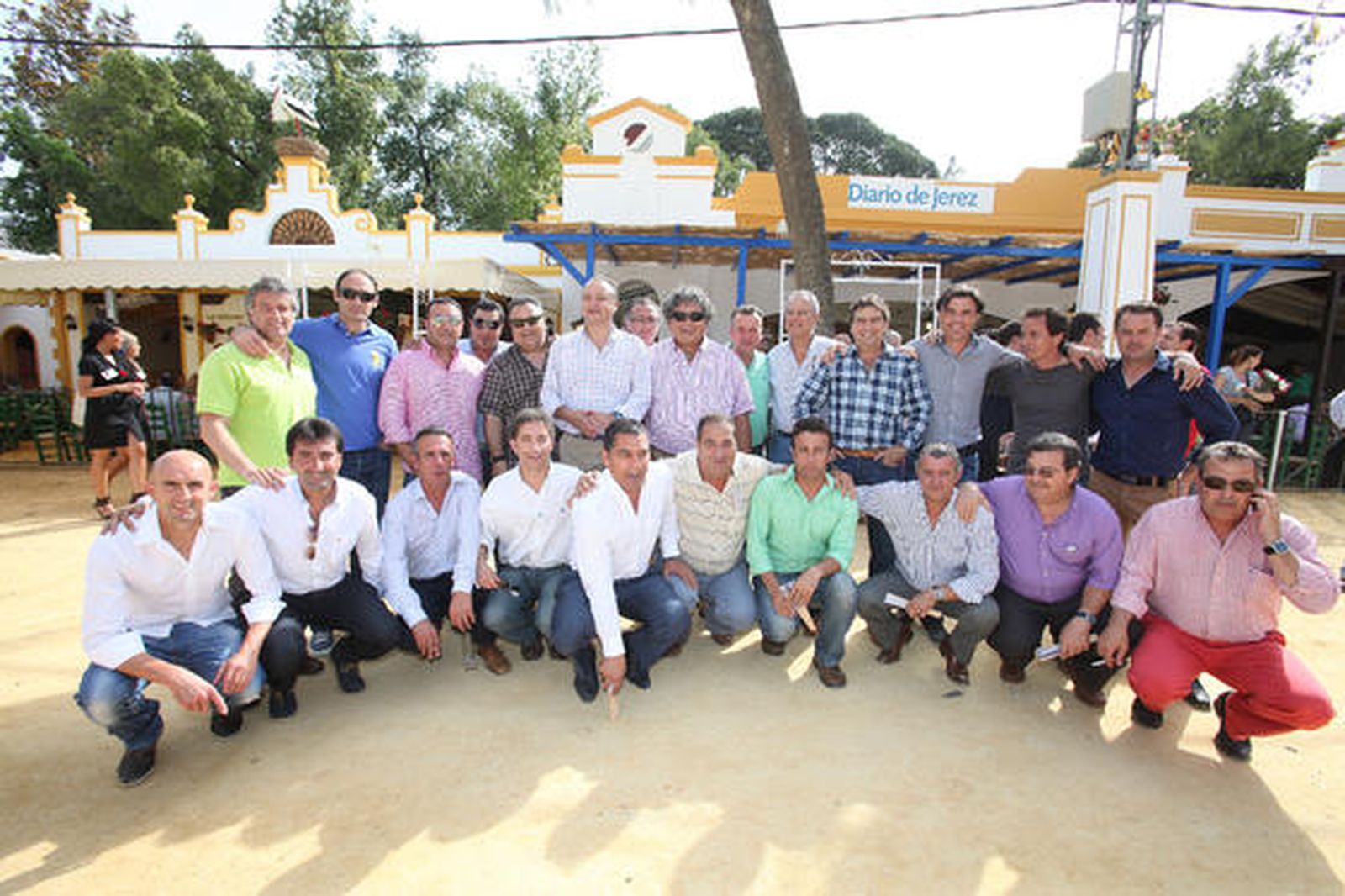 Veteranos del Xerez Deportivo estuvieron ayer en la caseta del Diario y adoptaron esta pose tan futbolística.

Foto: Vanesa Lobo