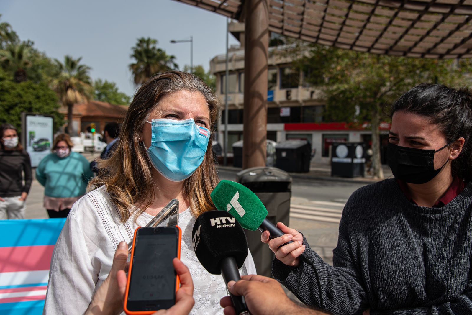 Imágenes de la inauguración del banco trans en Huelva