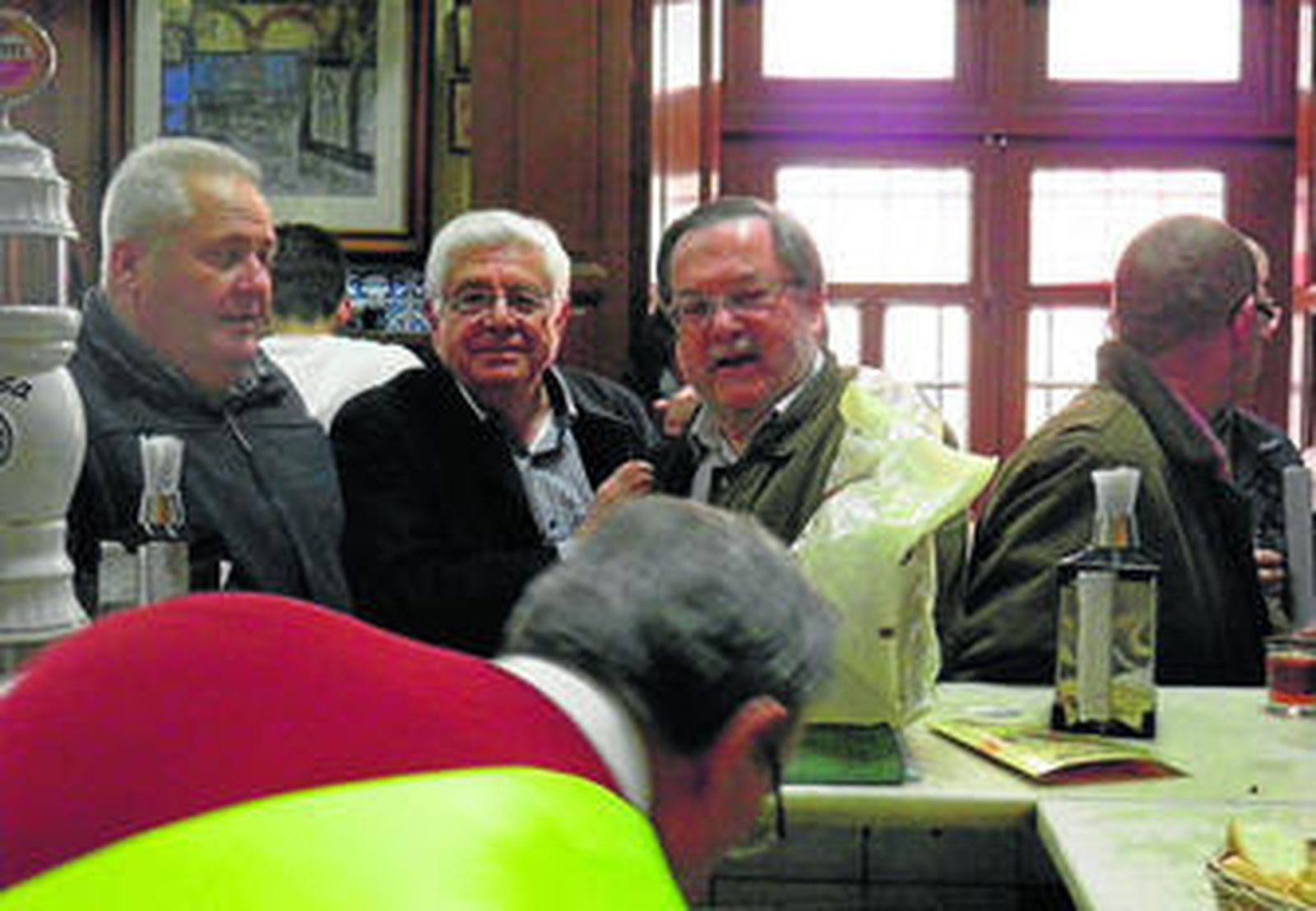 Con el autor, dos clientes de solera: Narciso Espinar Campra y Antonio Andrés Díaz.