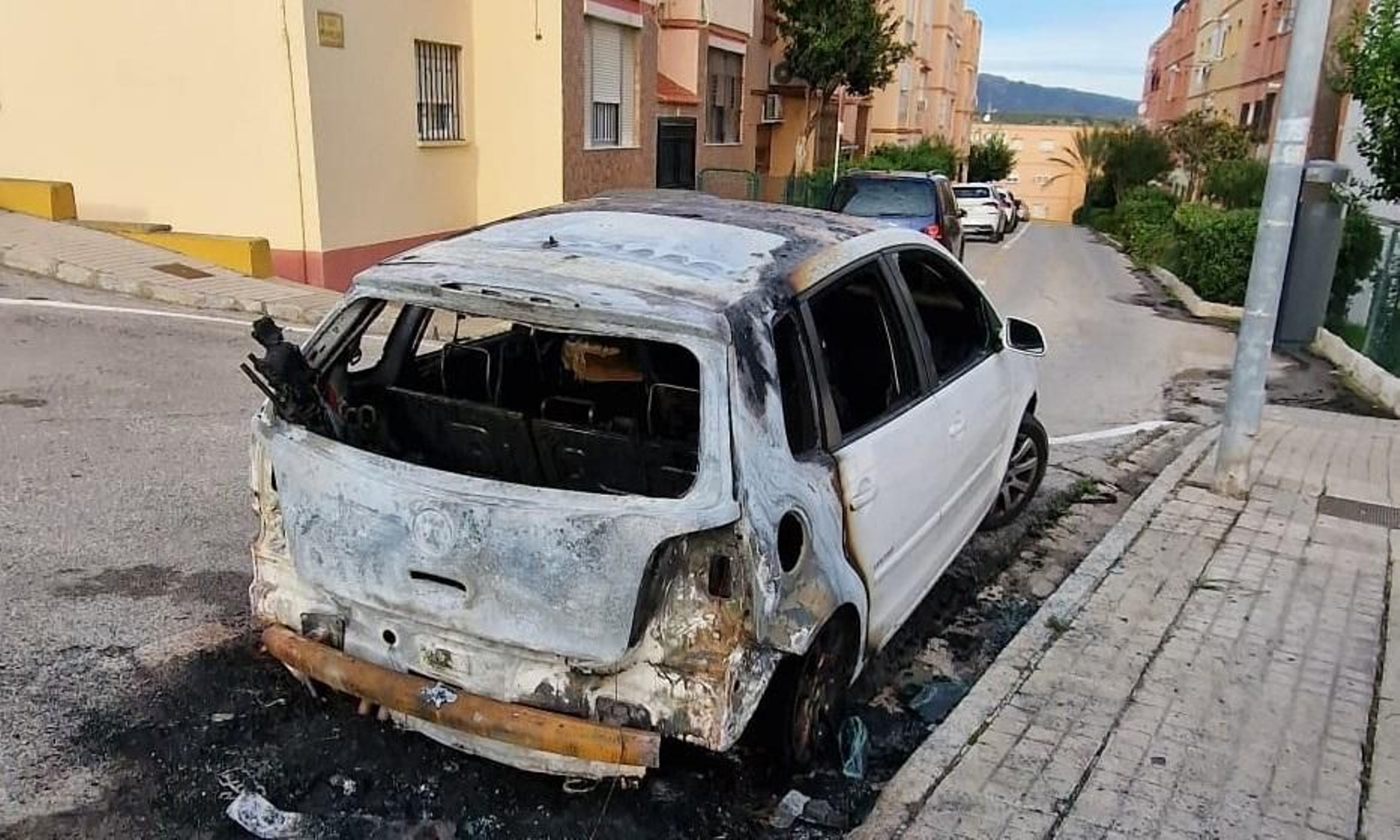 Coche quemado en la calle Manolete, esquina con Pedro Romero.