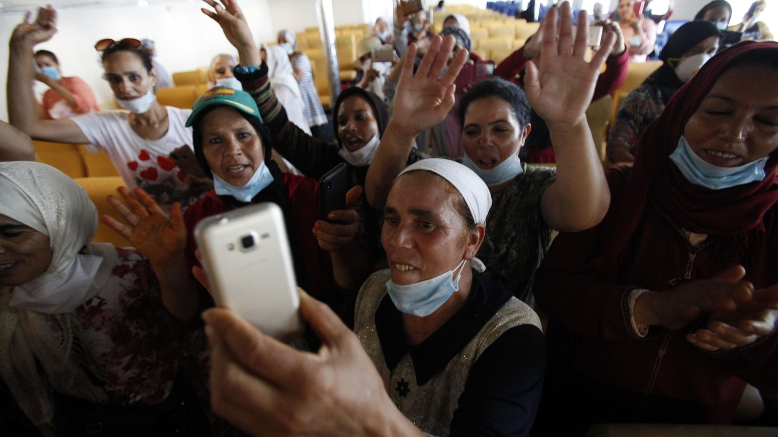Mujeres marroquíes del programa Gecco celebran el regreso a casa tras el fin de la temporada de la fresa
