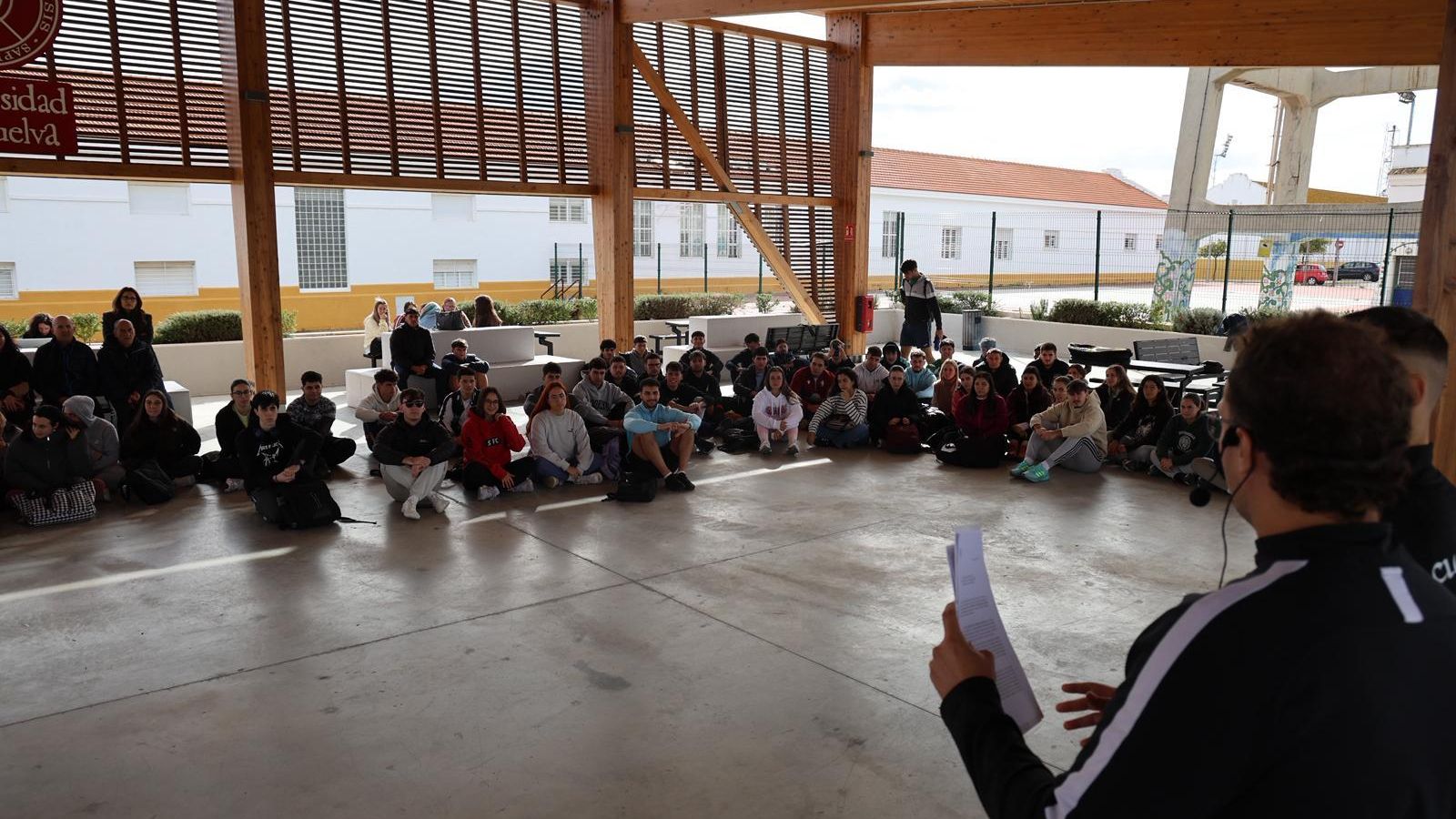 Sentada de los alumnos de Ciencias de la Actividad Física y el Deporte este lunes en la UHU.