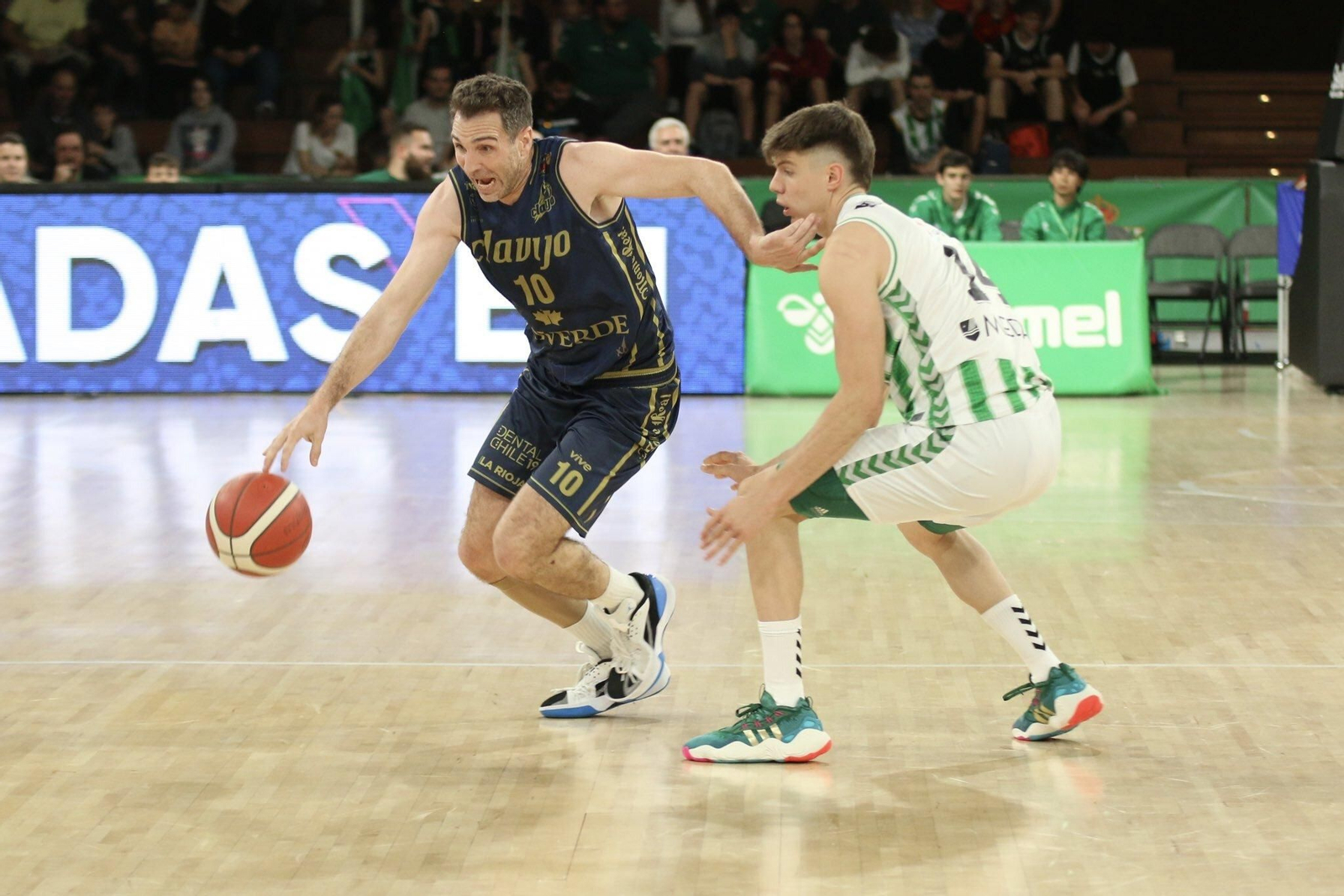 Txemi Urtasun se zafa de la defensa del bético Joaquín Rodríguez.